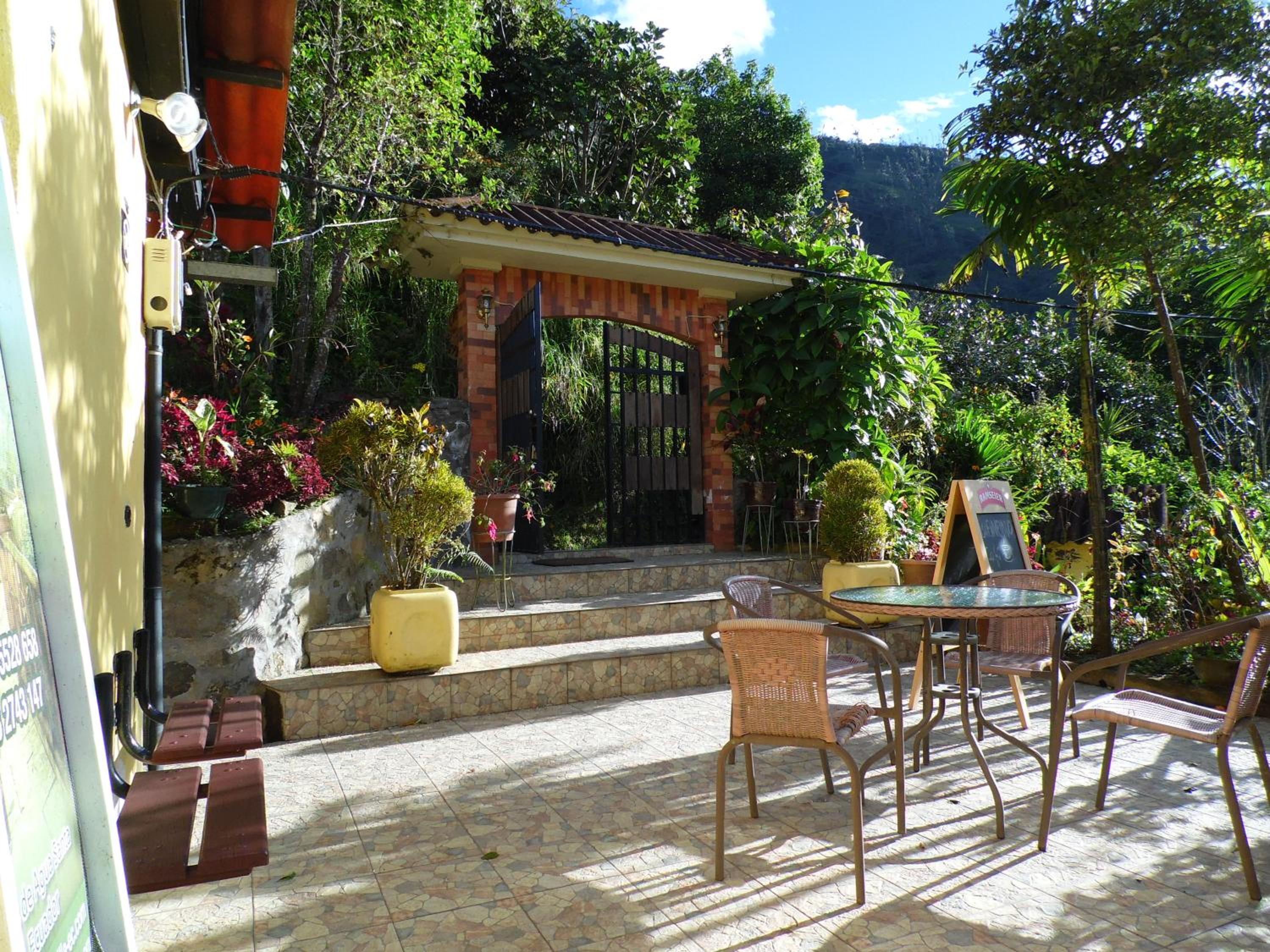La Casa Amarilla