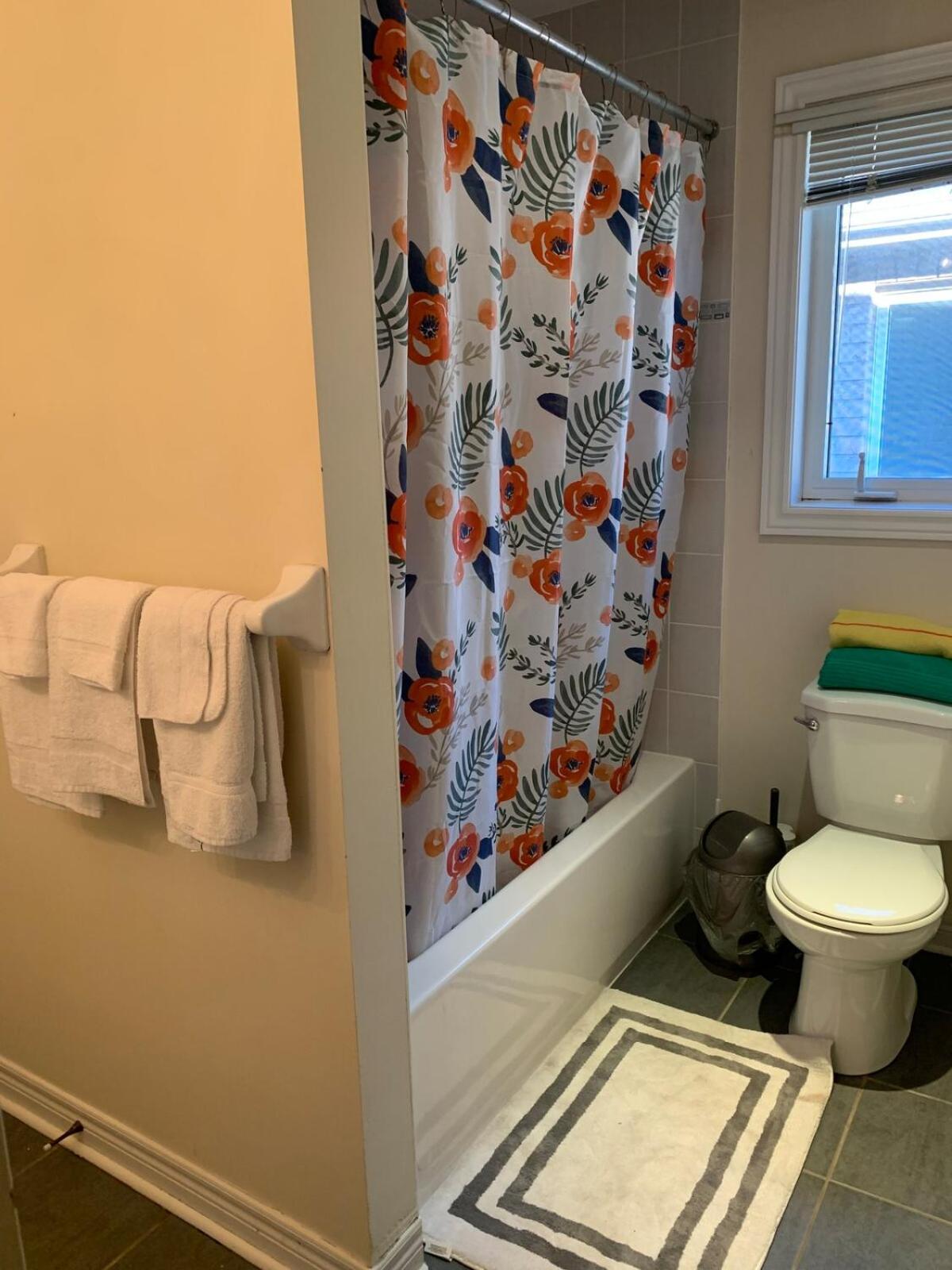 Comfortable Residential 4BR Home with 2 Free Parking