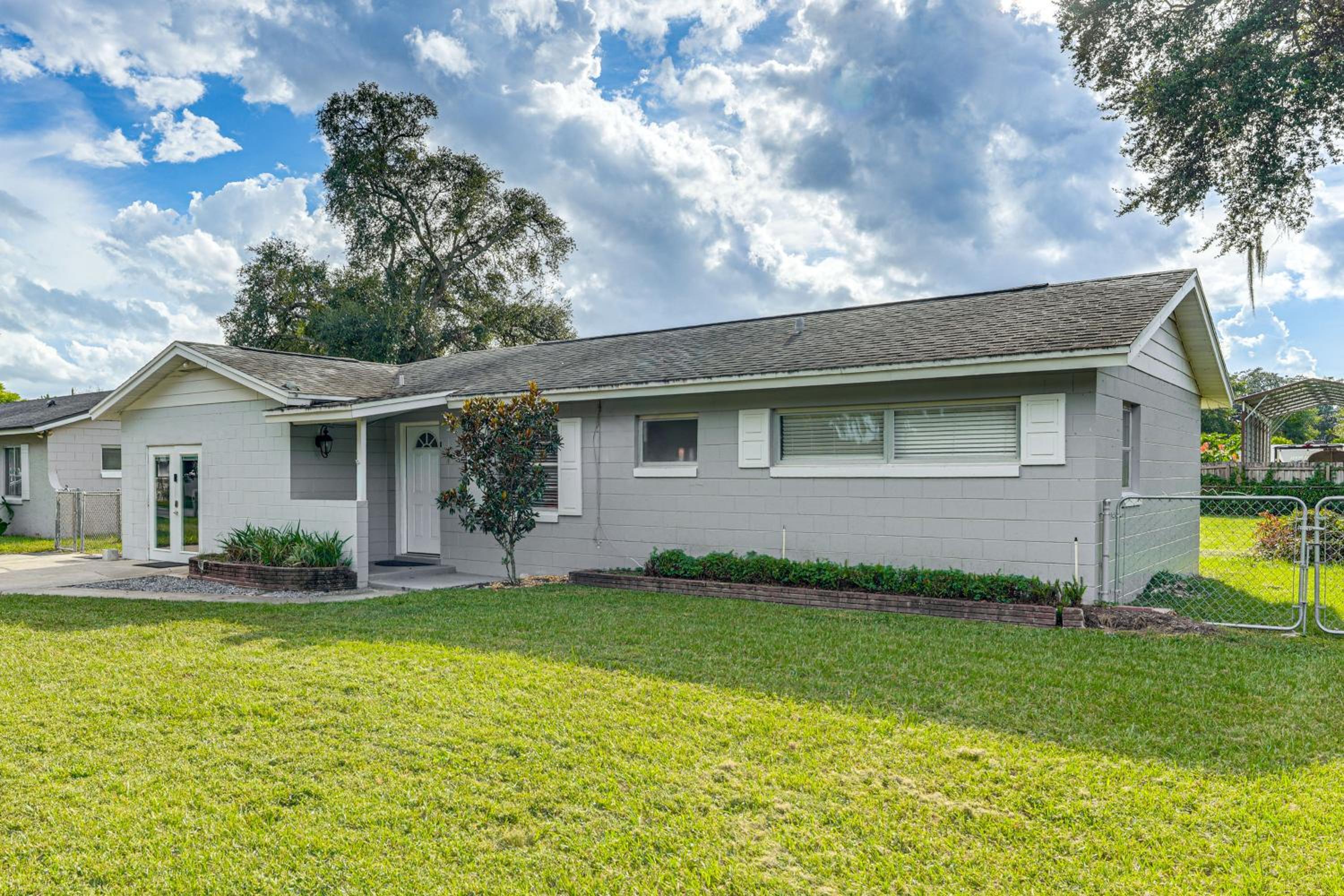 Gateway to Orlando Theme Parks! Home with Large Yard