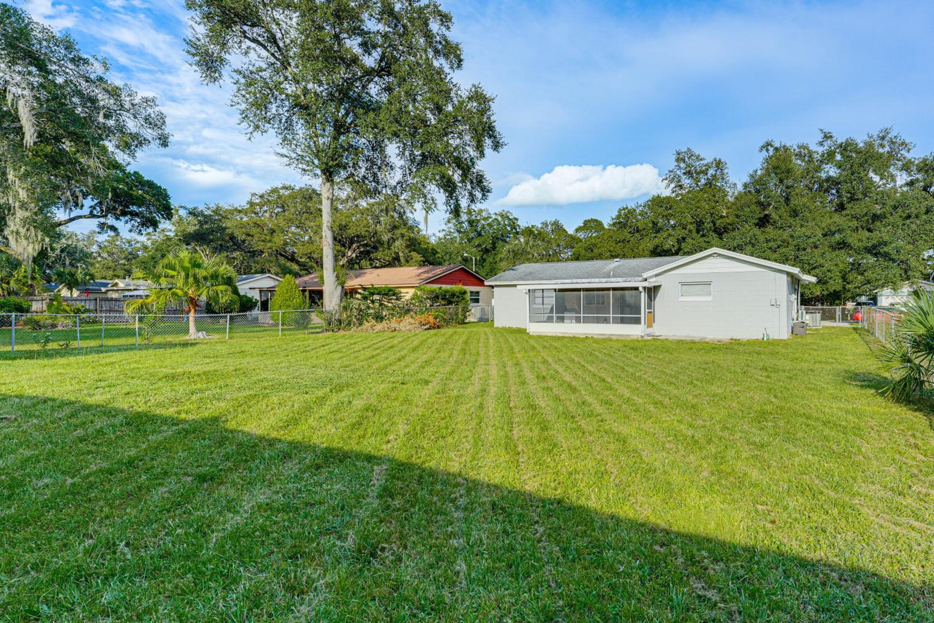 Gateway to Orlando Theme Parks! Home with Large Yard