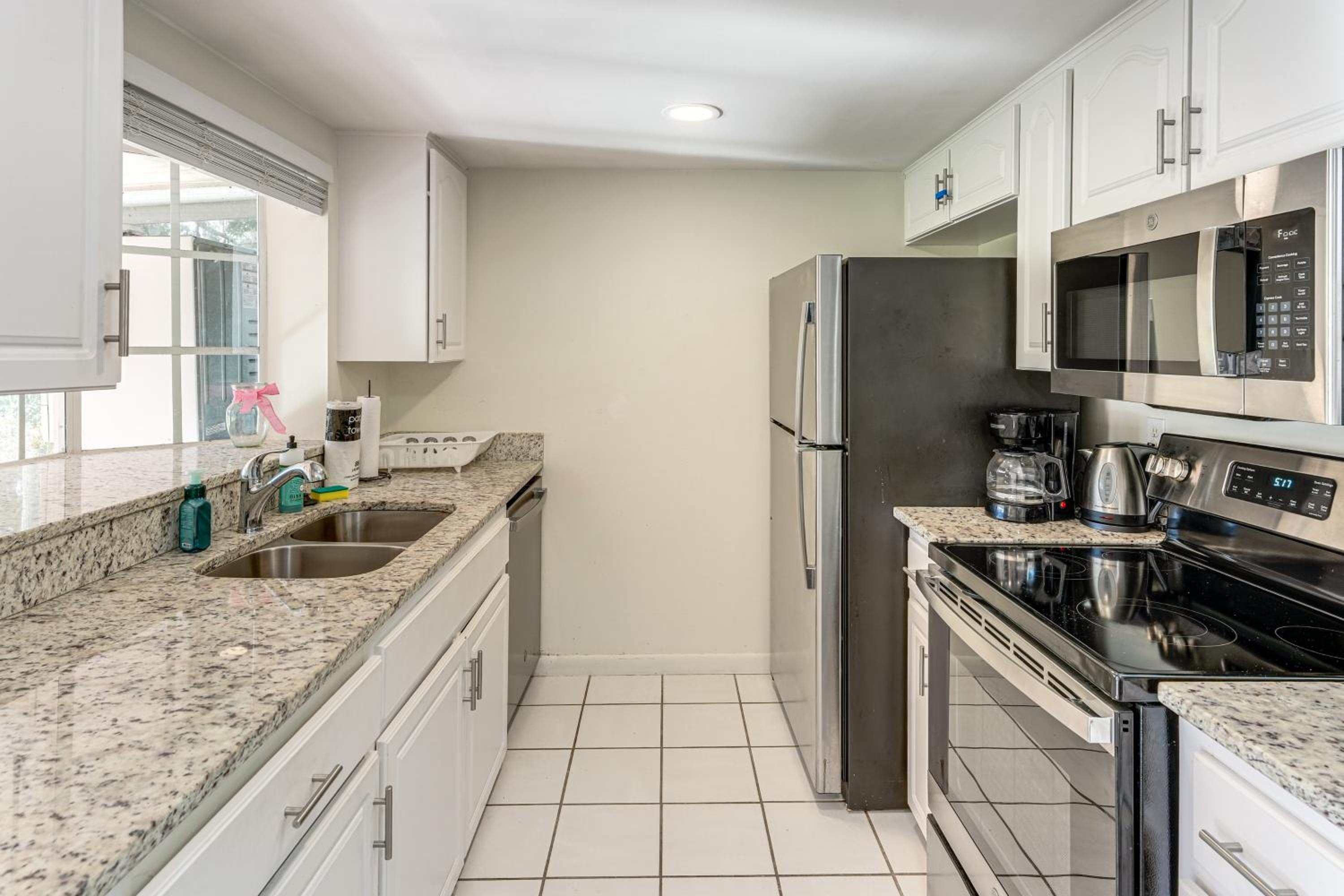 Gateway to Orlando Theme Parks! Home with Large Yard