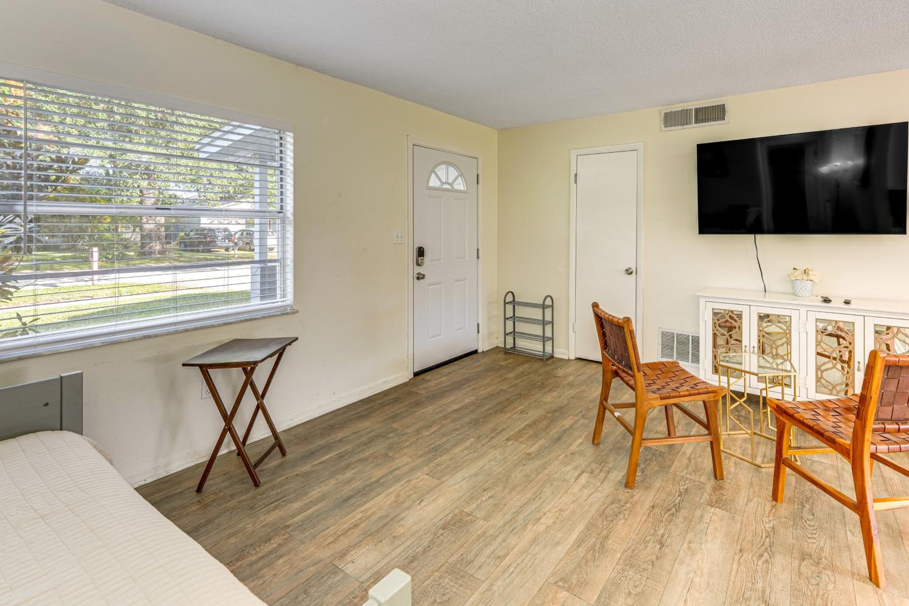 Gateway to Orlando Theme Parks! Home with Large Yard