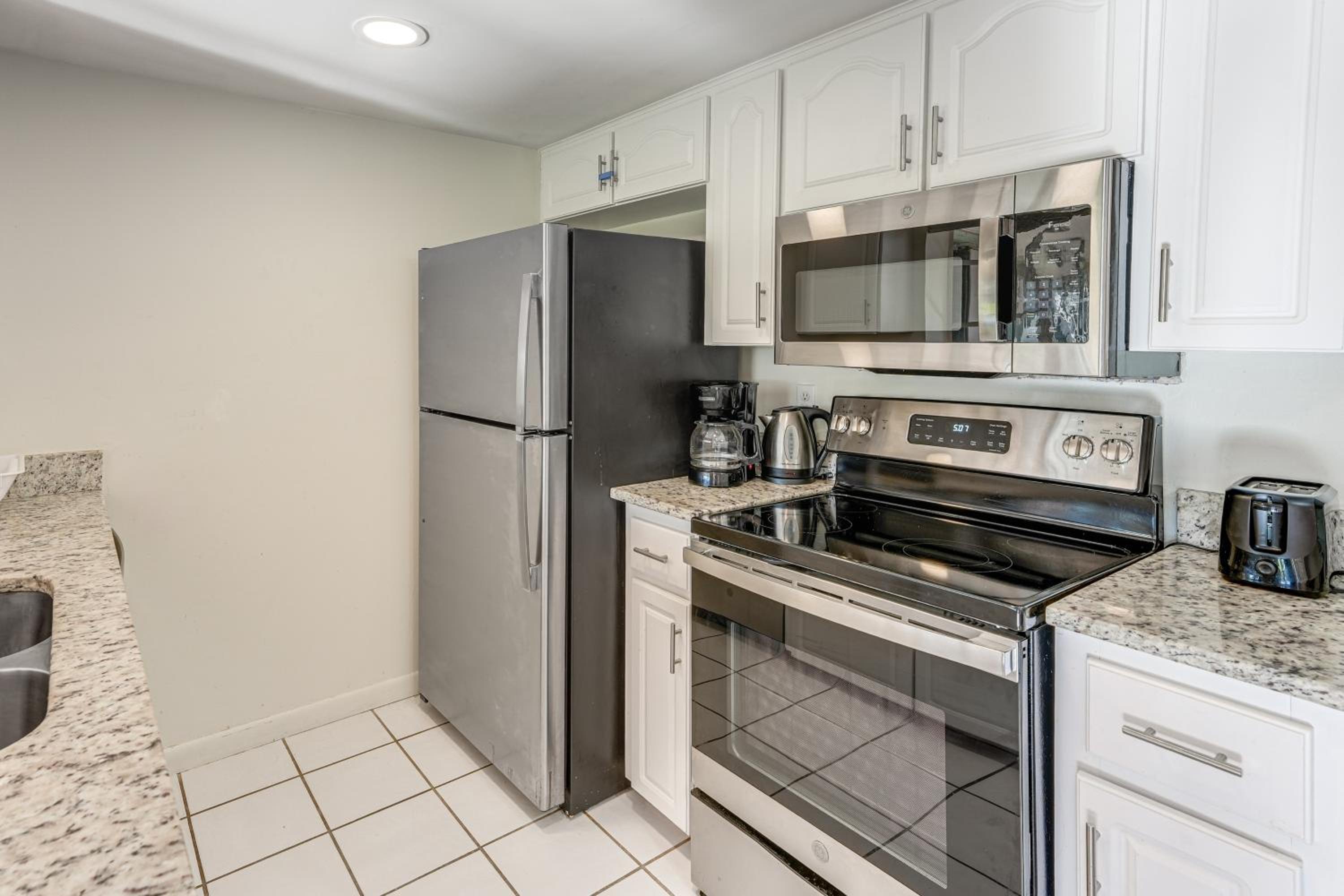 Gateway to Orlando Theme Parks! Home with Large Yard