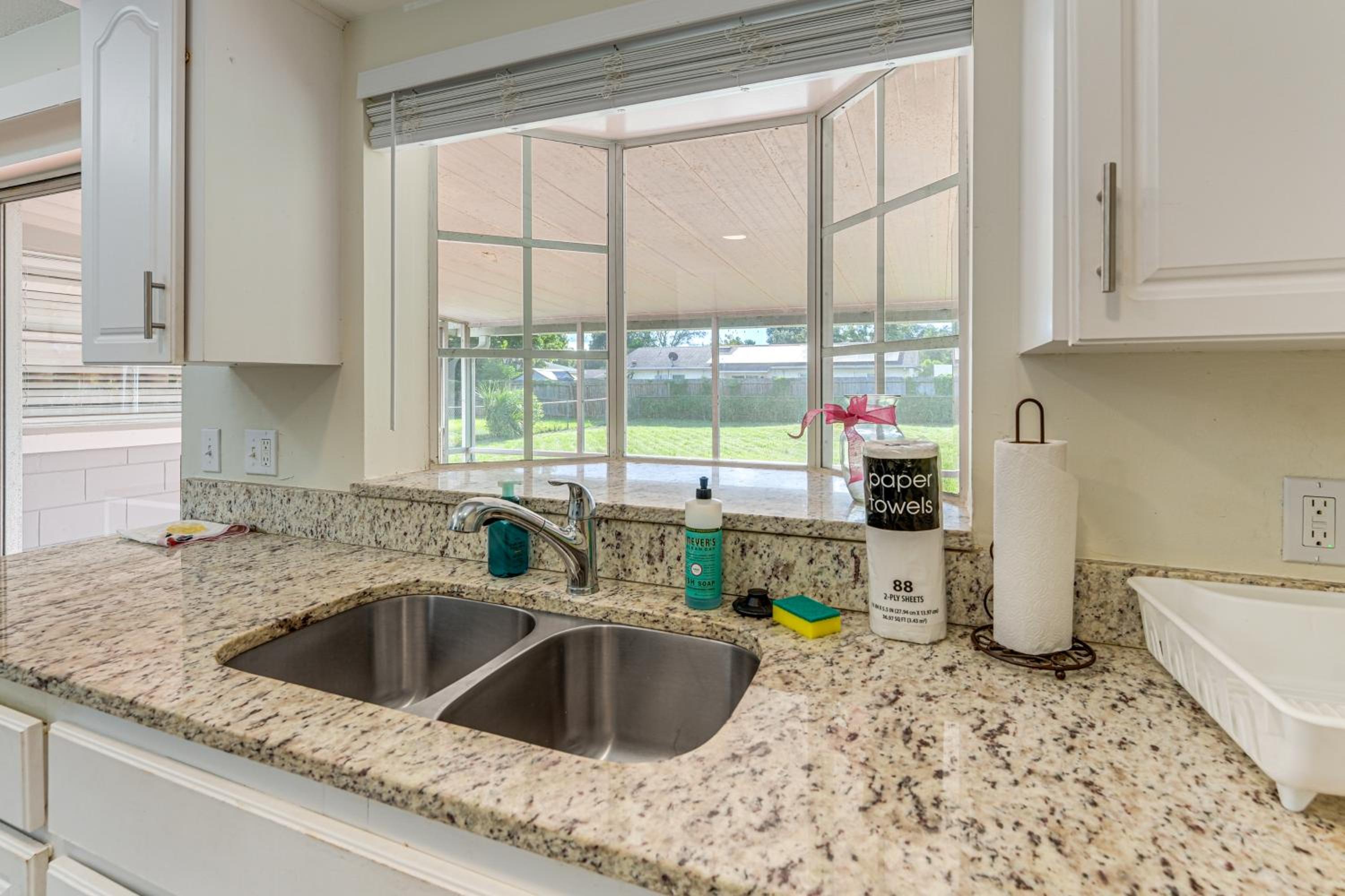 Gateway to Orlando Theme Parks! Home with Large Yard