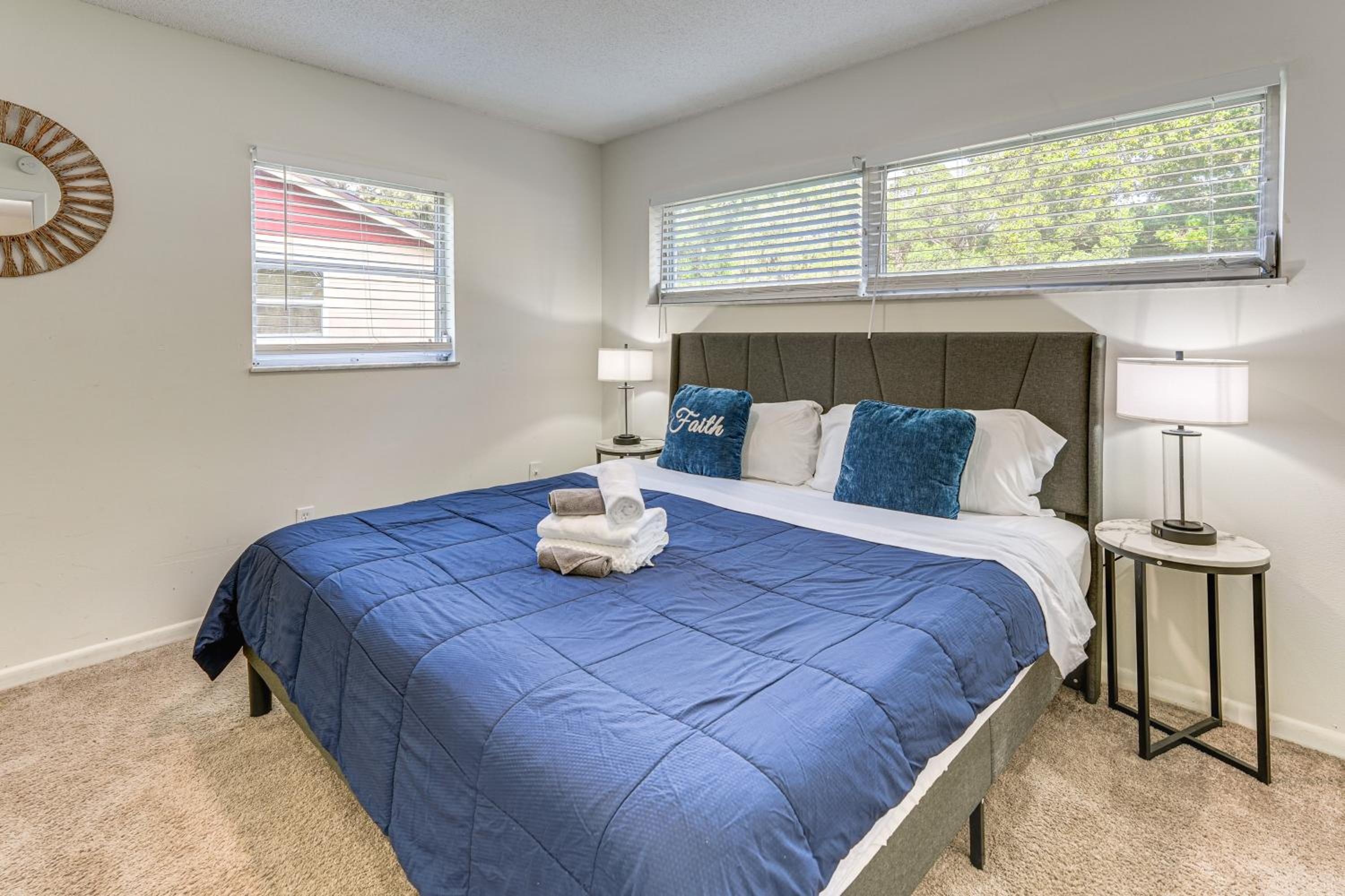 Gateway to Orlando Theme Parks! Home with Large Yard
