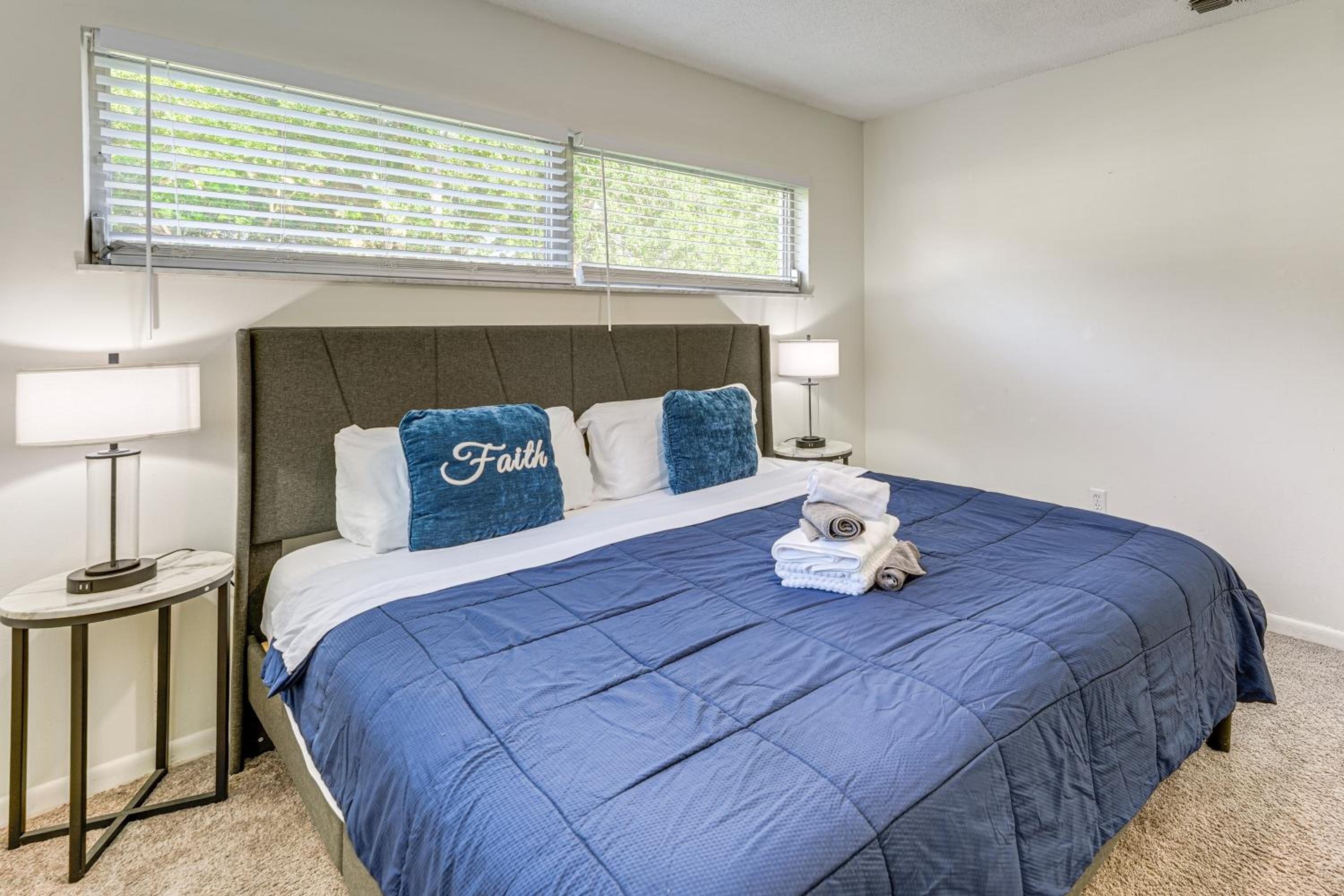 Gateway to Orlando Theme Parks! Home with Large Yard
