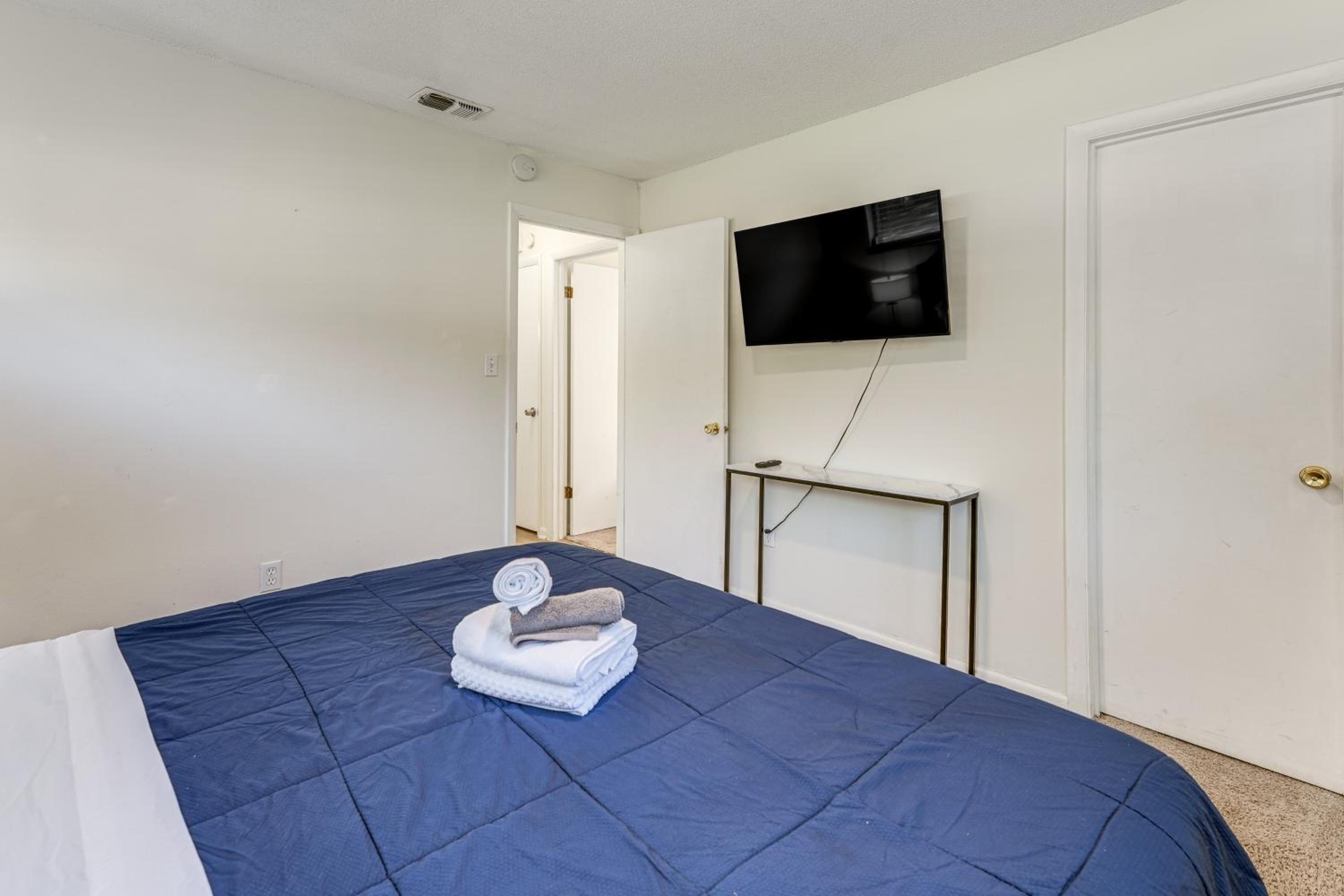 Gateway to Orlando Theme Parks! Home with Large Yard
