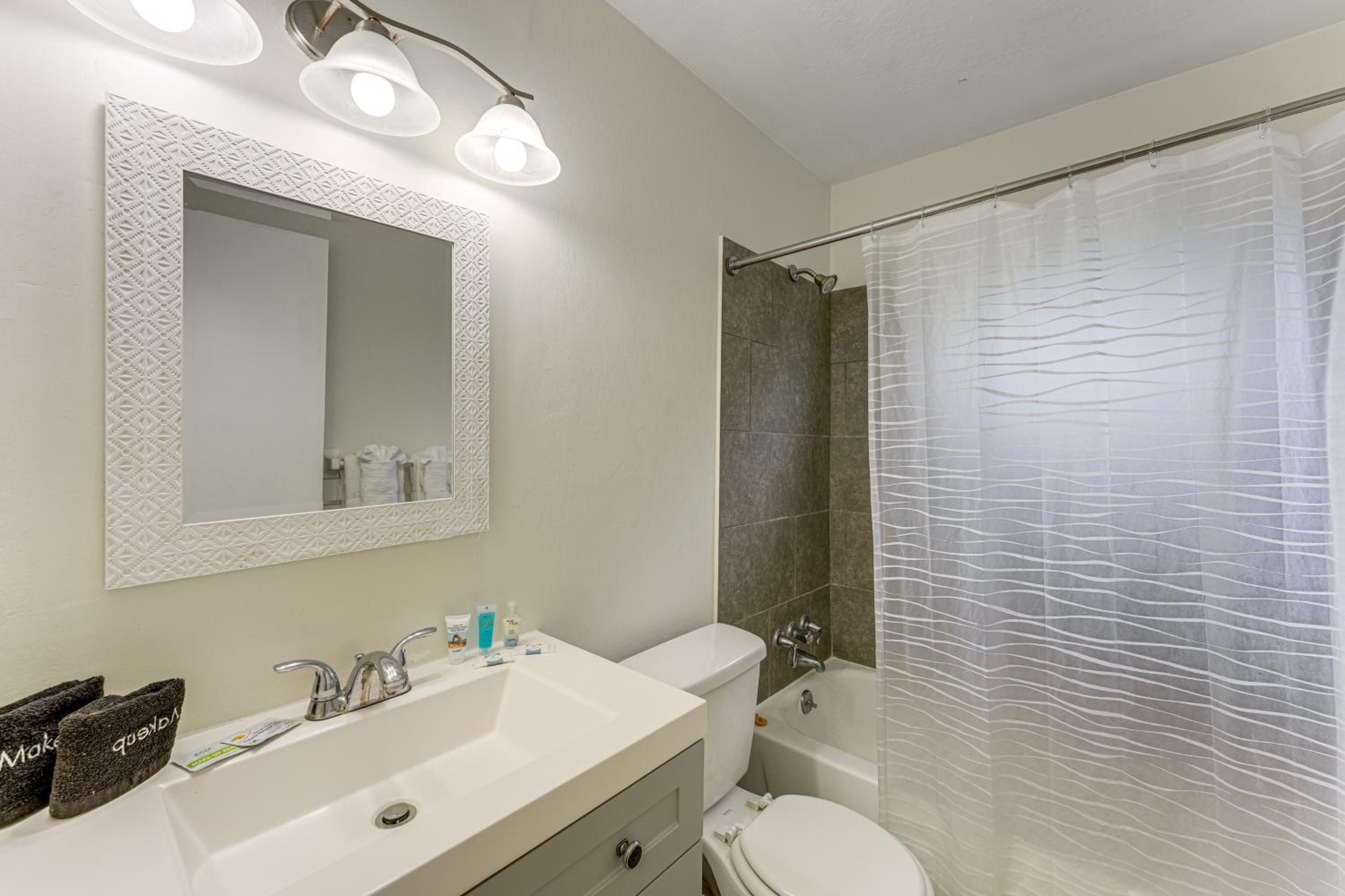 Gateway to Orlando Theme Parks! Home with Large Yard