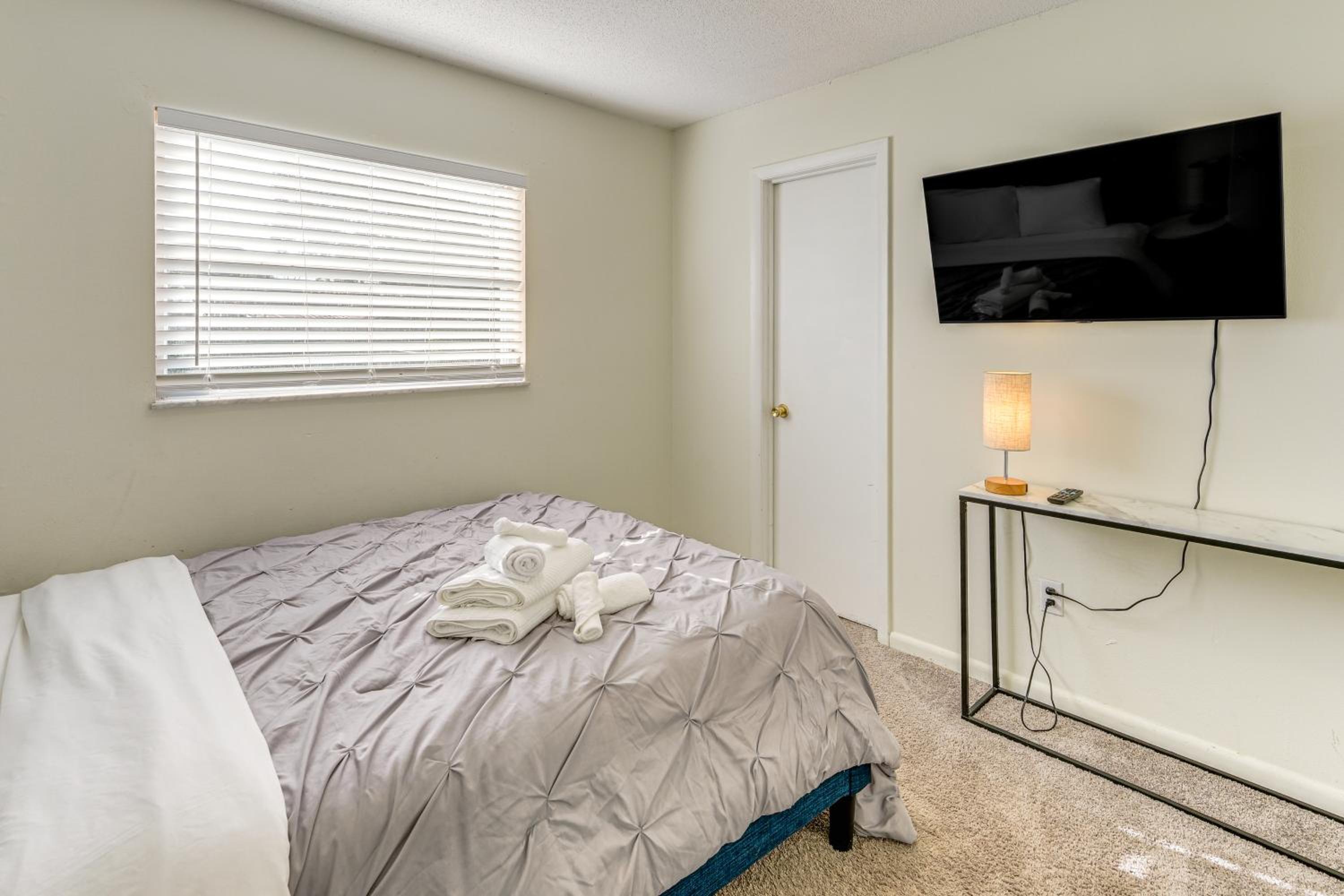 Gateway to Orlando Theme Parks! Home with Large Yard