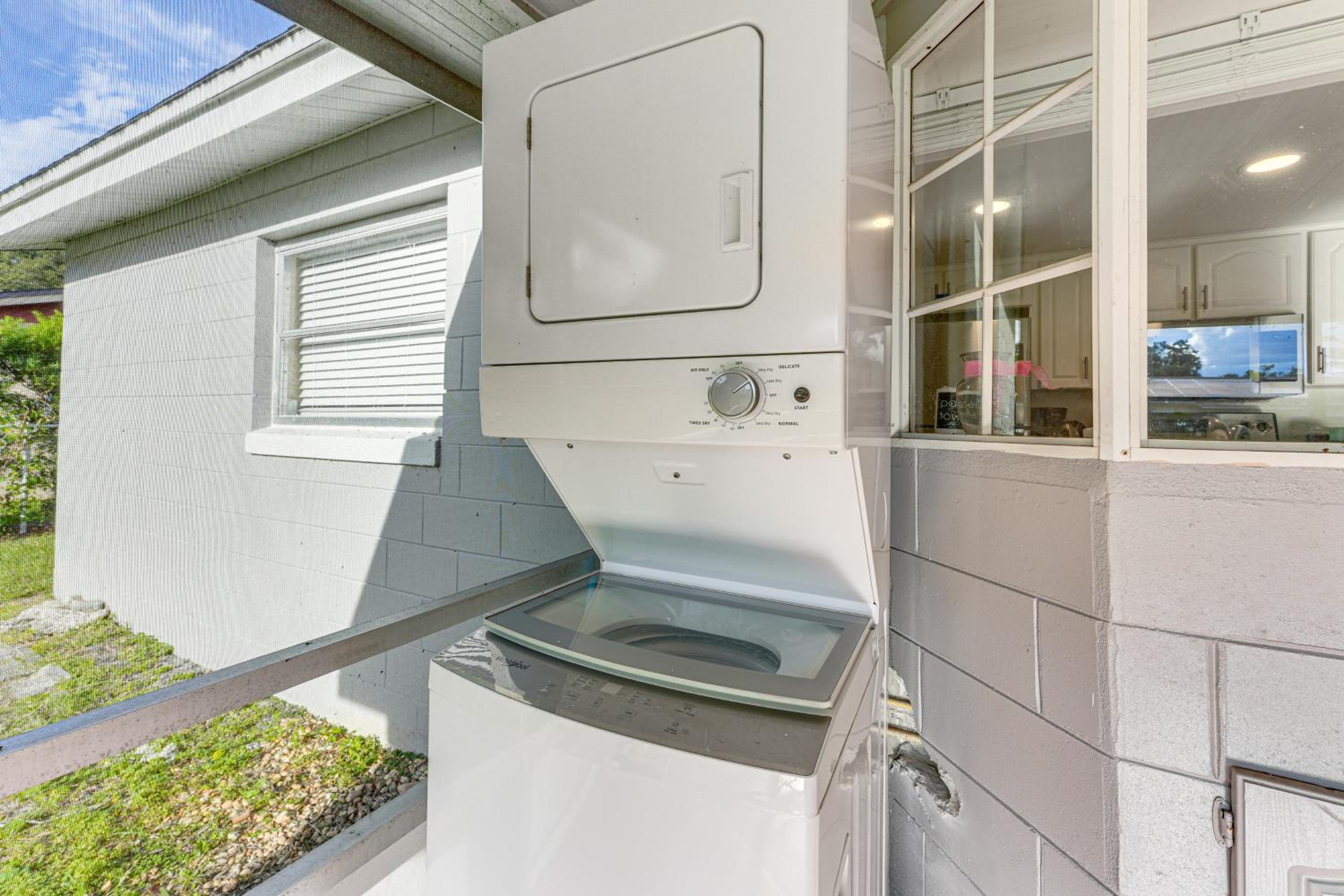 Gateway to Orlando Theme Parks! Home with Large Yard
