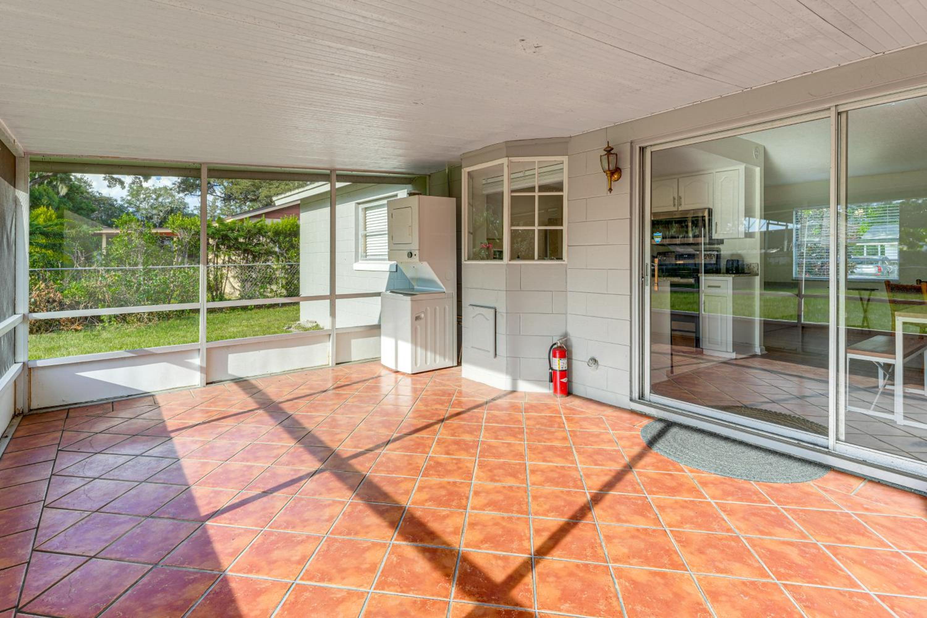 Gateway to Orlando Theme Parks! Home with Large Yard