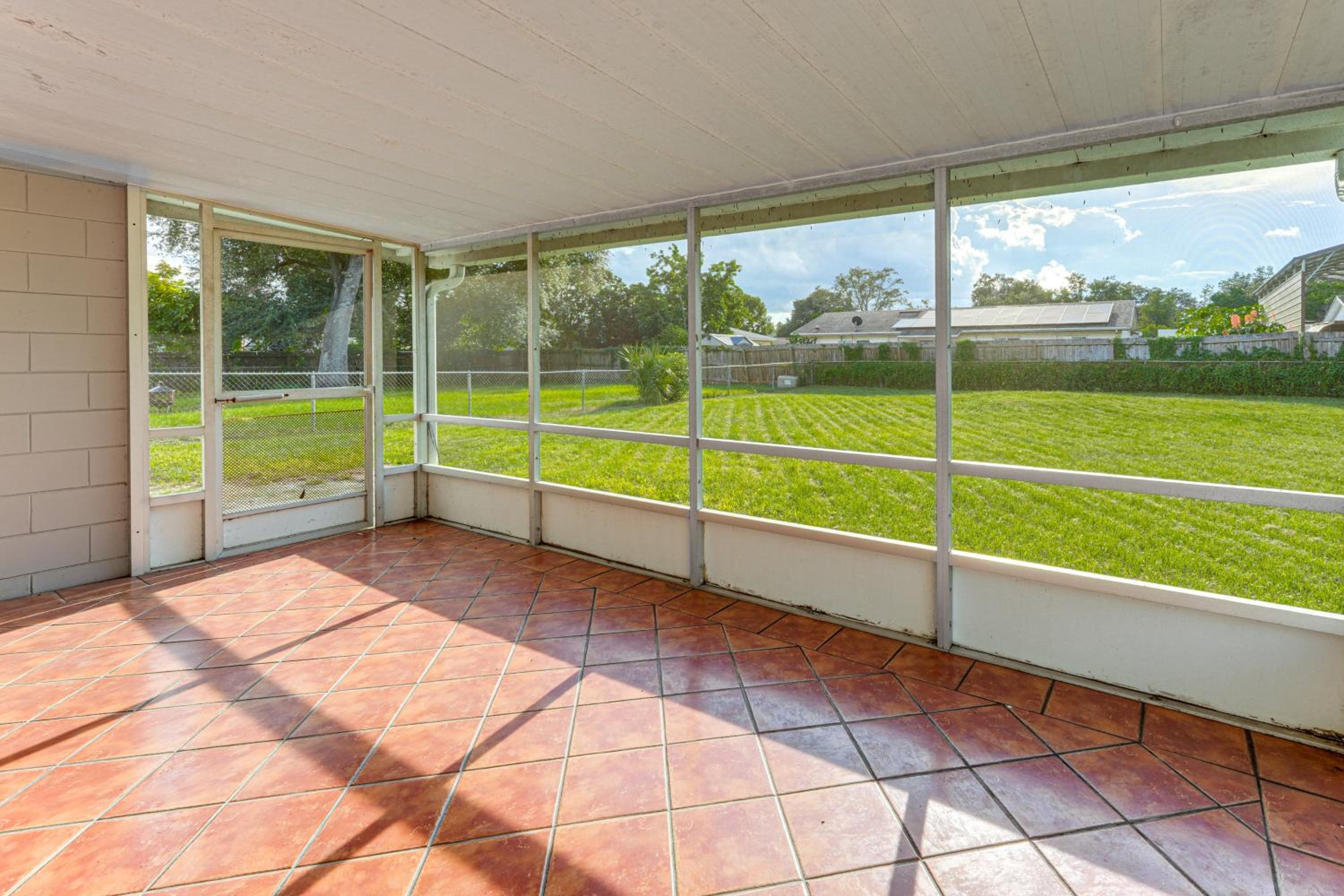 Gateway to Orlando Theme Parks! Home with Large Yard
