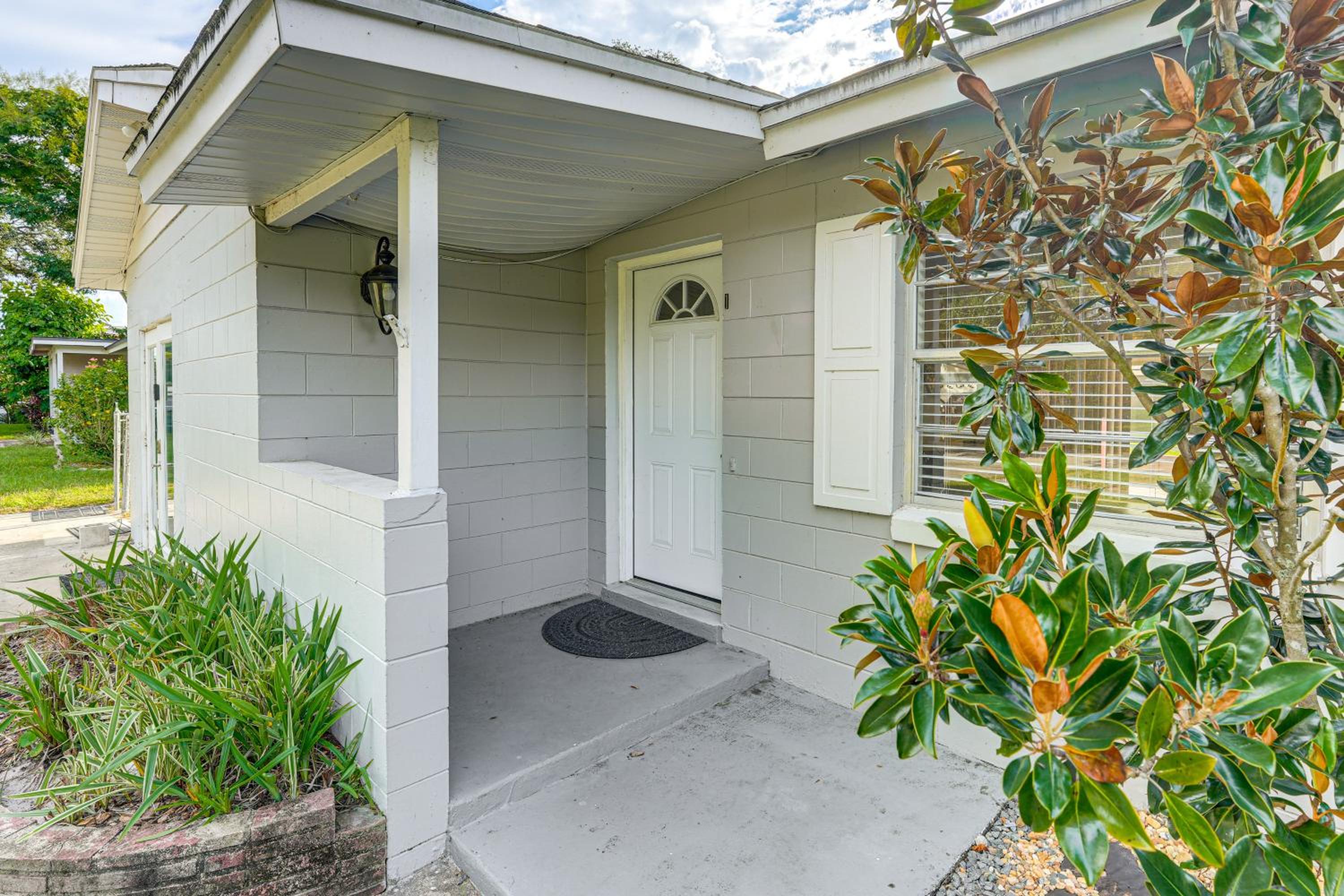 Gateway to Orlando Theme Parks! Home with Large Yard