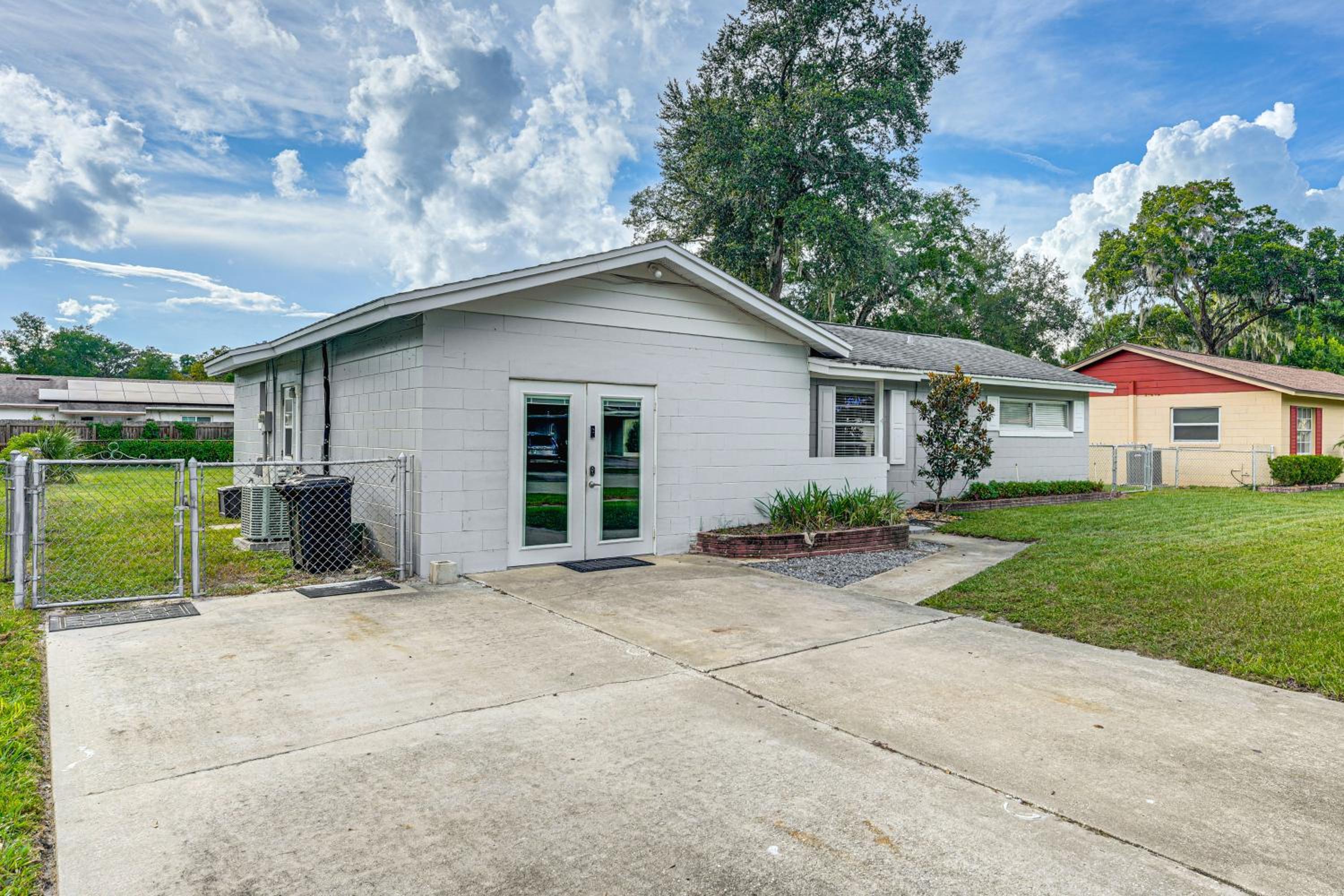 Gateway to Orlando Theme Parks! Home with Large Yard