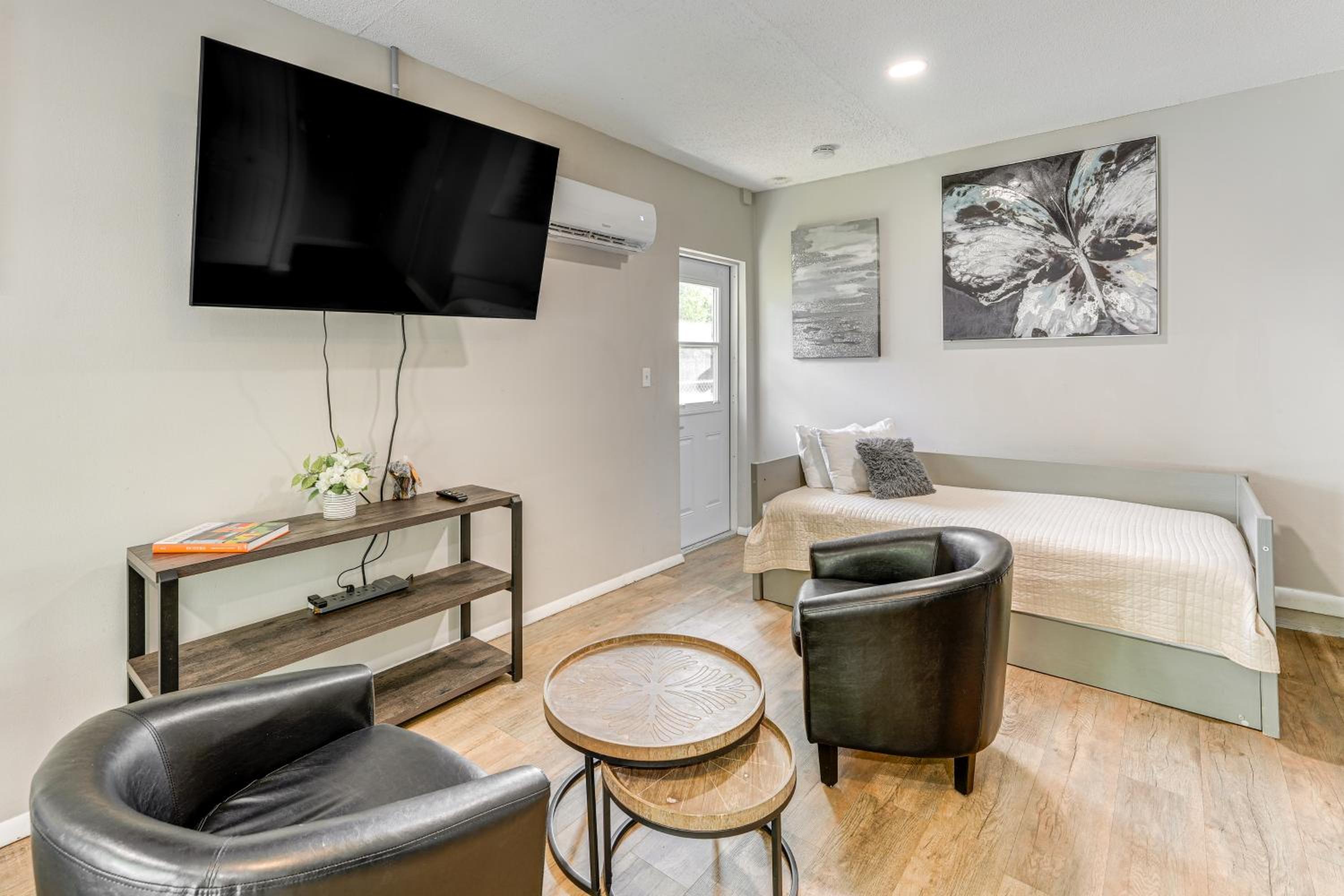 Townhome with Fenced Yard in Orlando Suburbs!