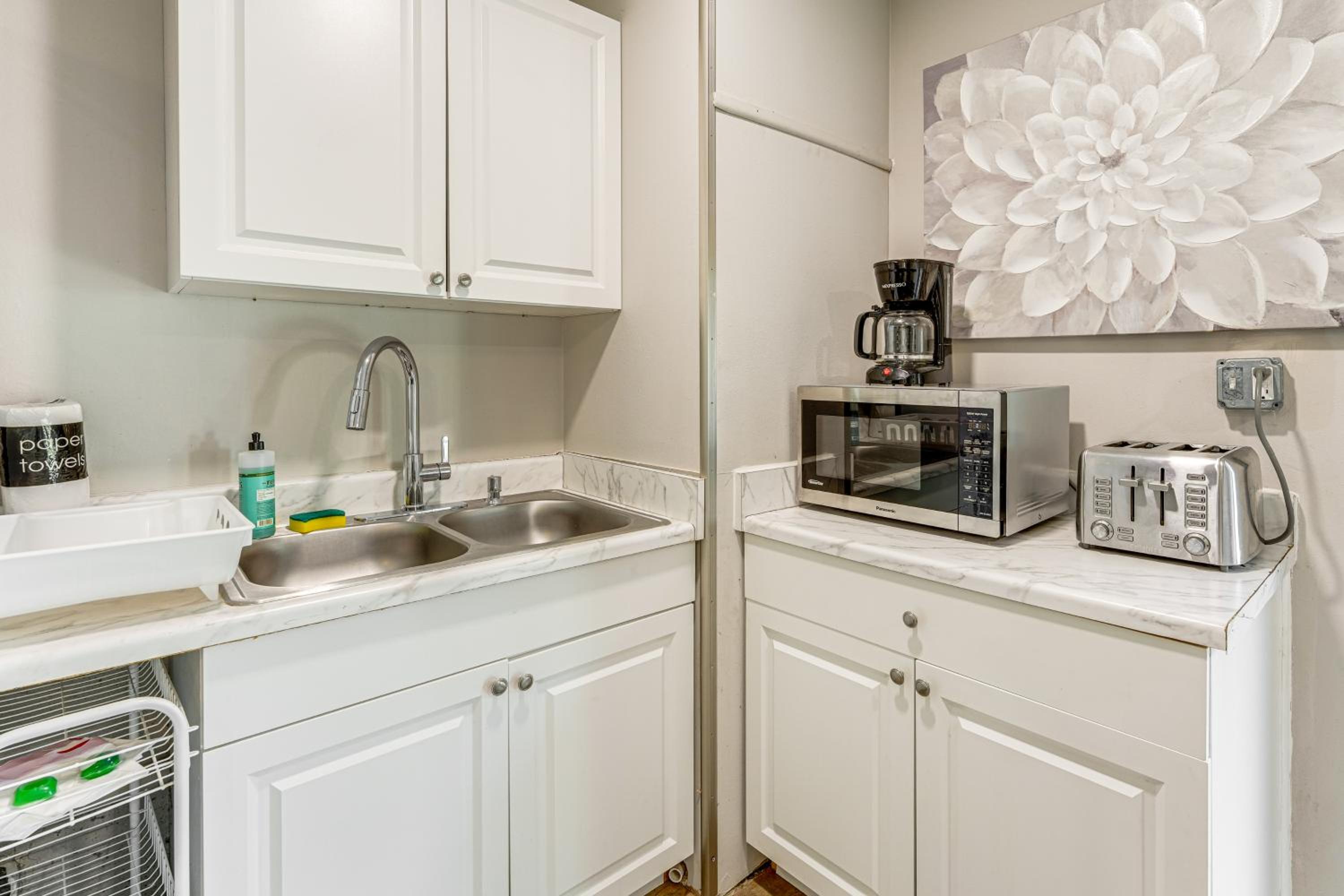 Townhome with Fenced Yard in Orlando Suburbs!
