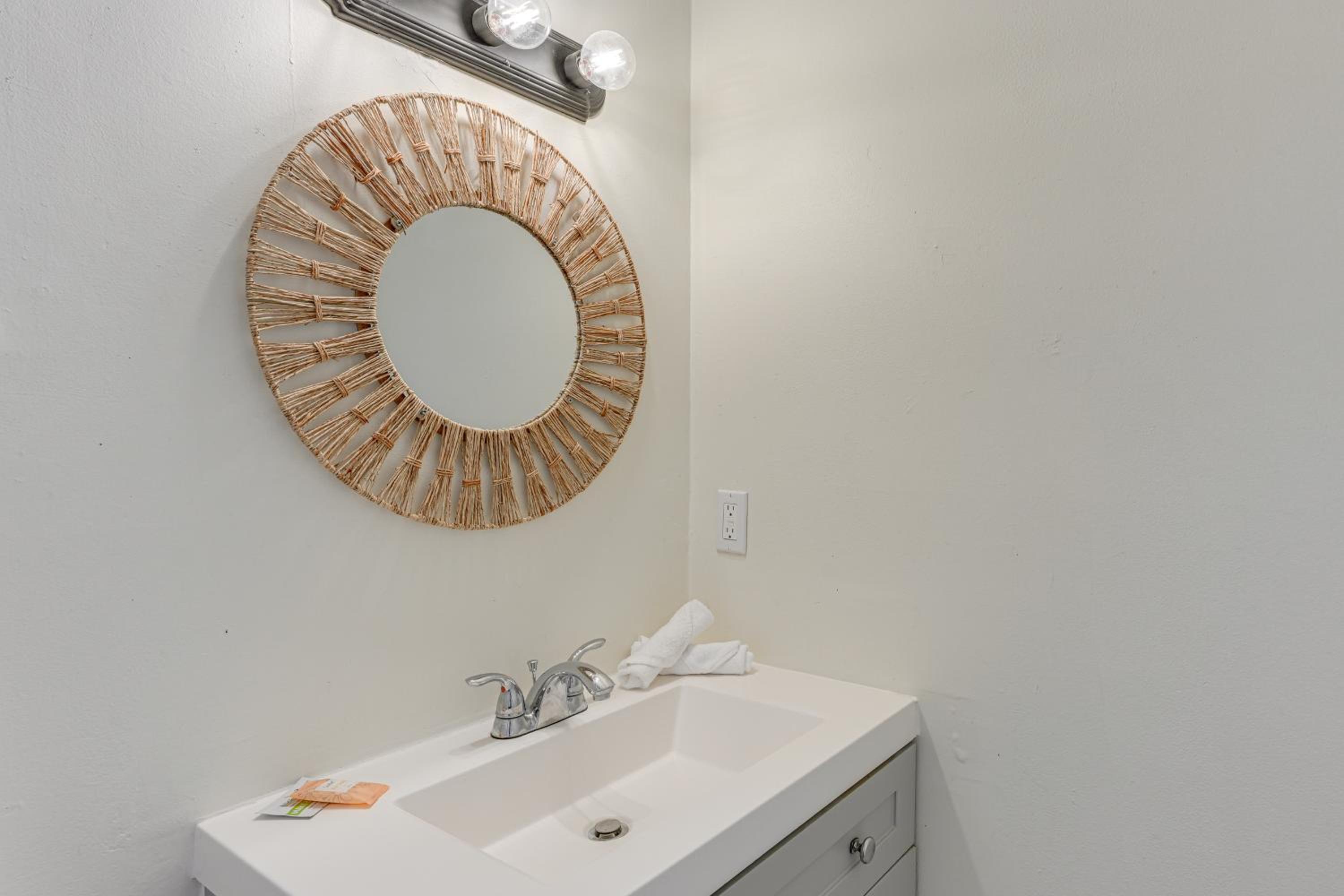 Townhome with Fenced Yard in Orlando Suburbs!