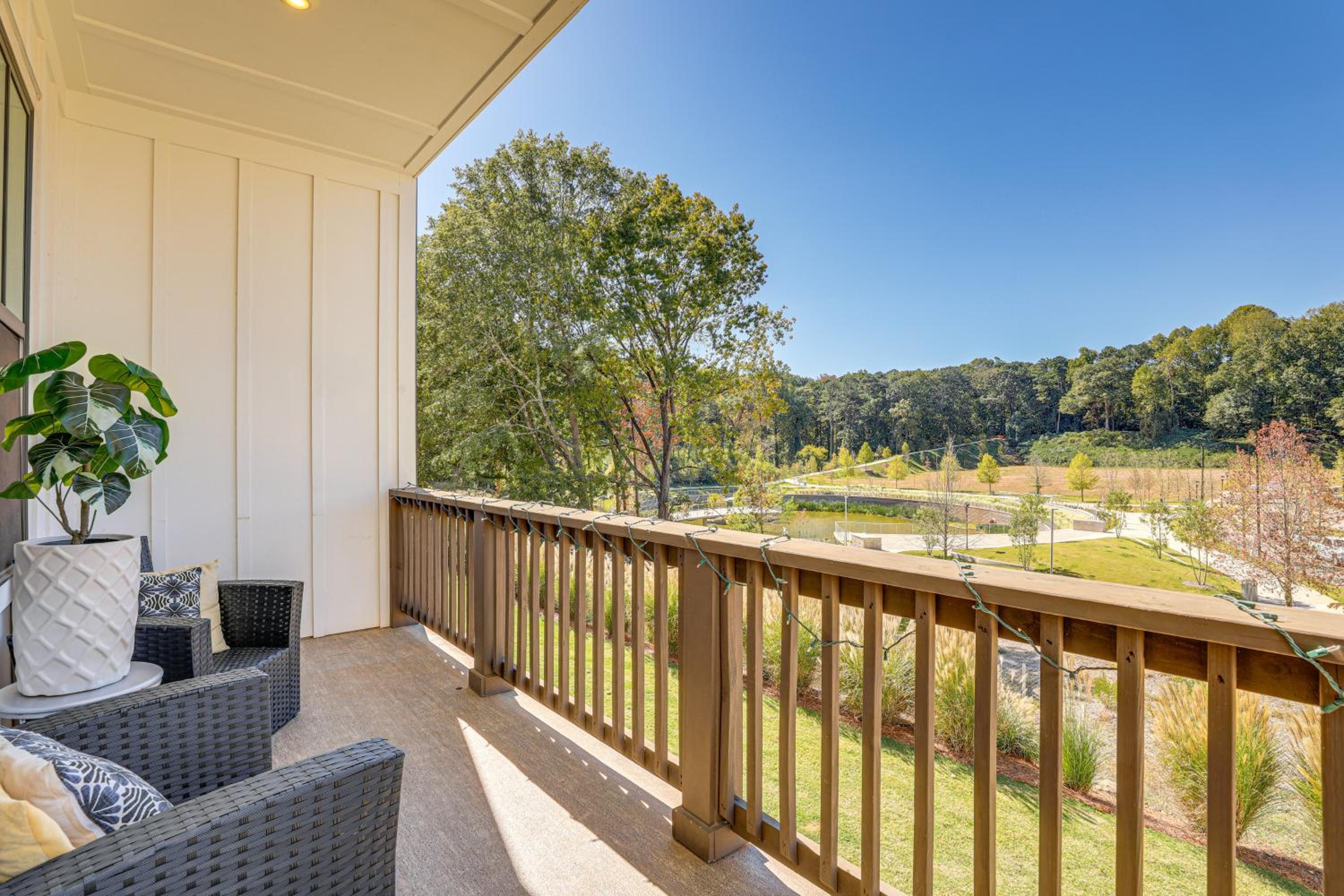 5 Mi to World Cup Games ATL Townhome with Balcony