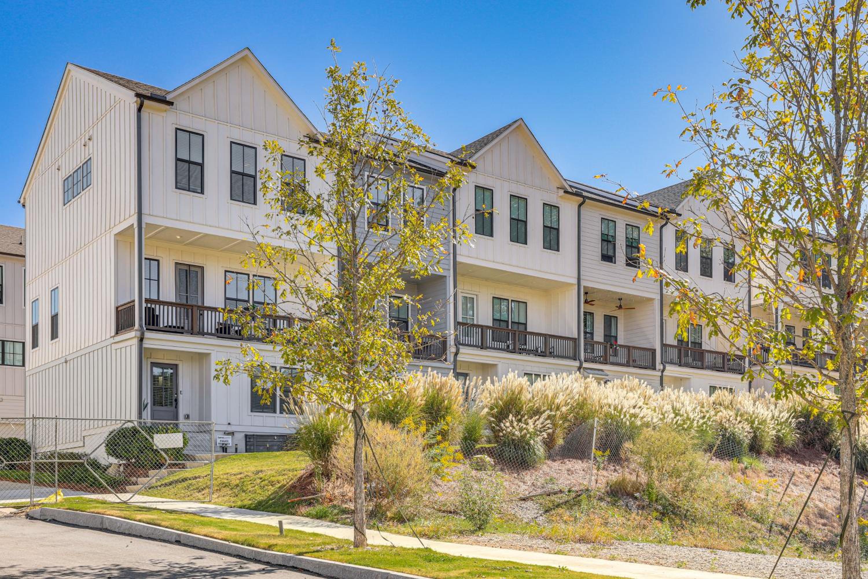 5 Mi to World Cup Games ATL Townhome with Balcony