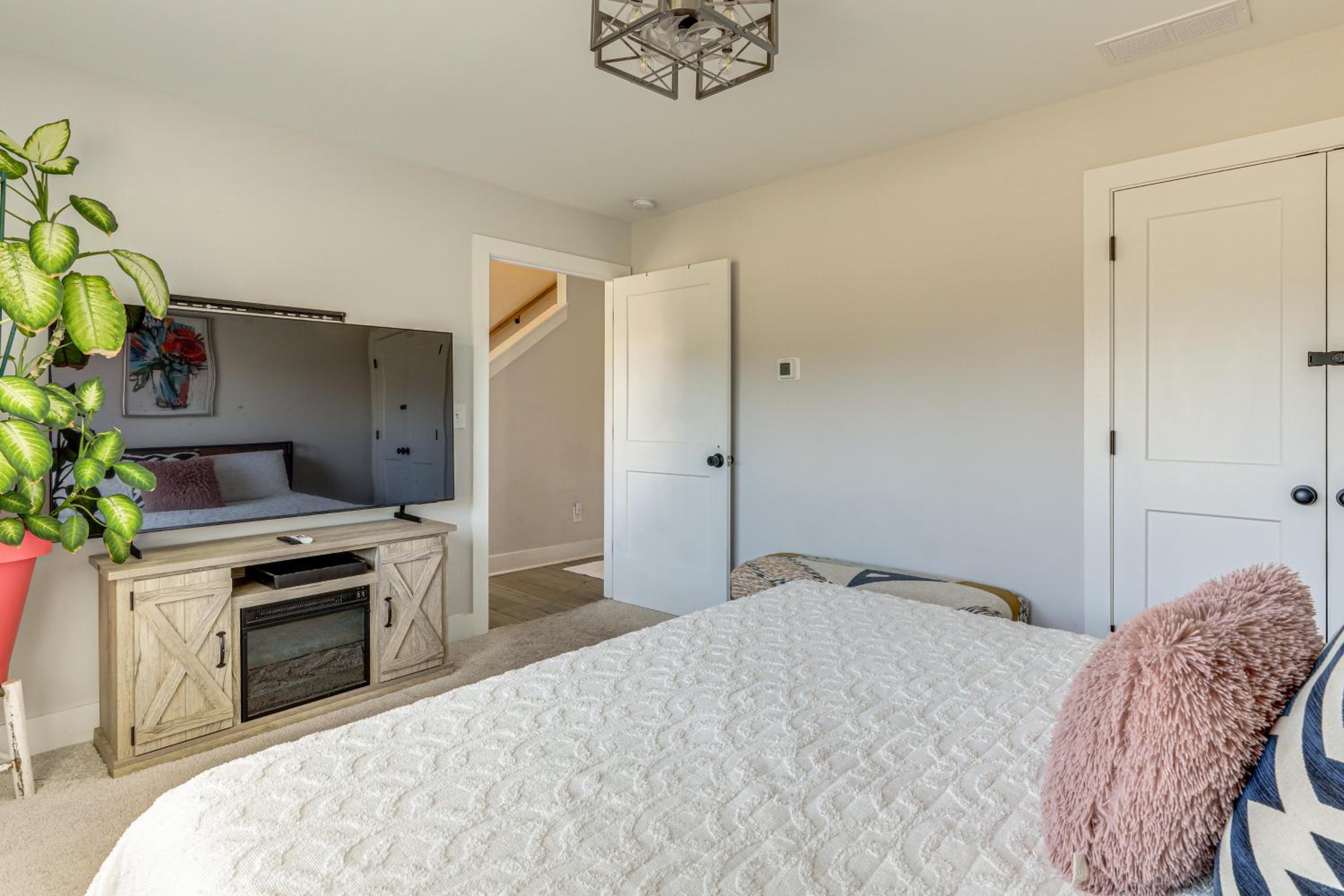 5 Mi to World Cup Games ATL Townhome with Balcony
