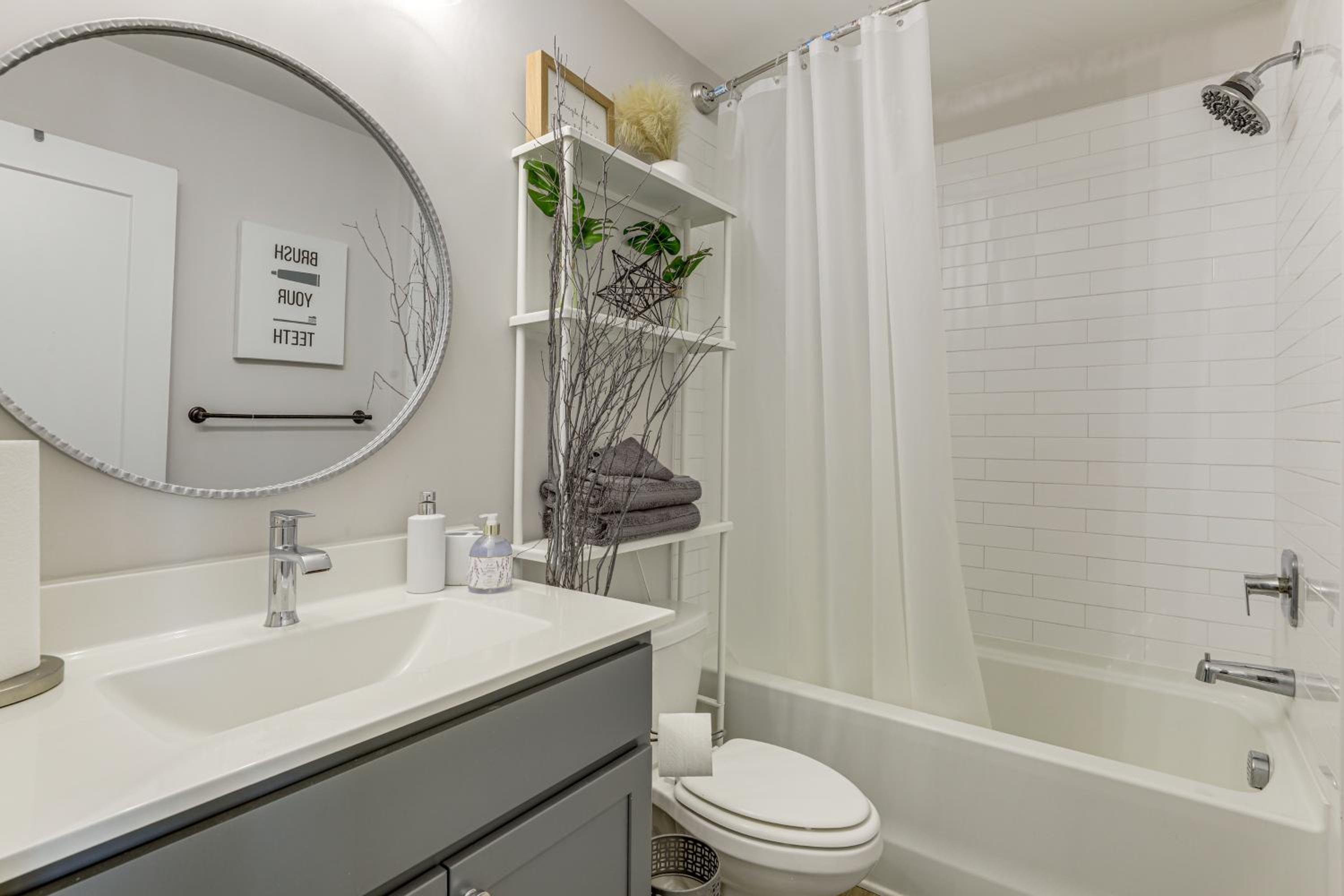 5 Mi to World Cup Games ATL Townhome with Balcony