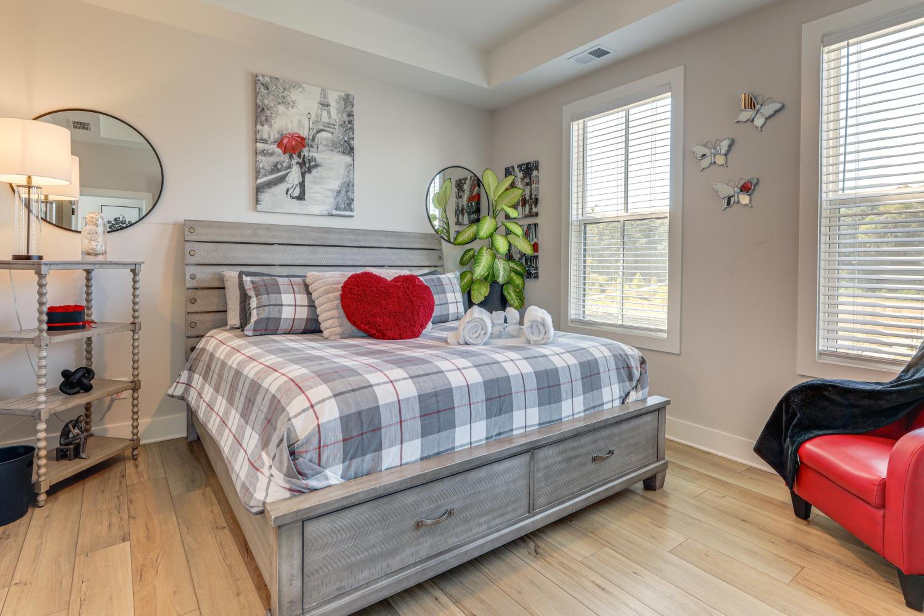 5 Mi to World Cup Games ATL Townhome with Balcony