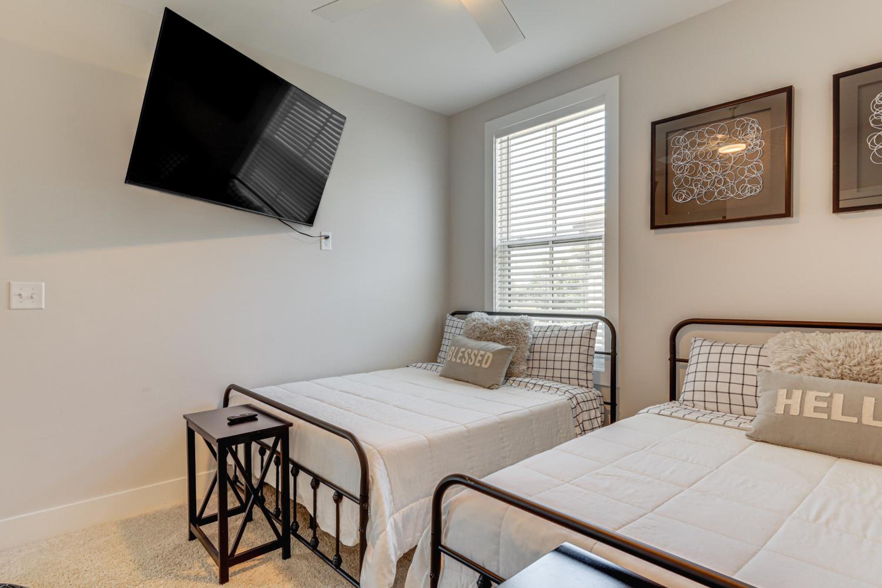 5 Mi to World Cup Games ATL Townhome with Balcony