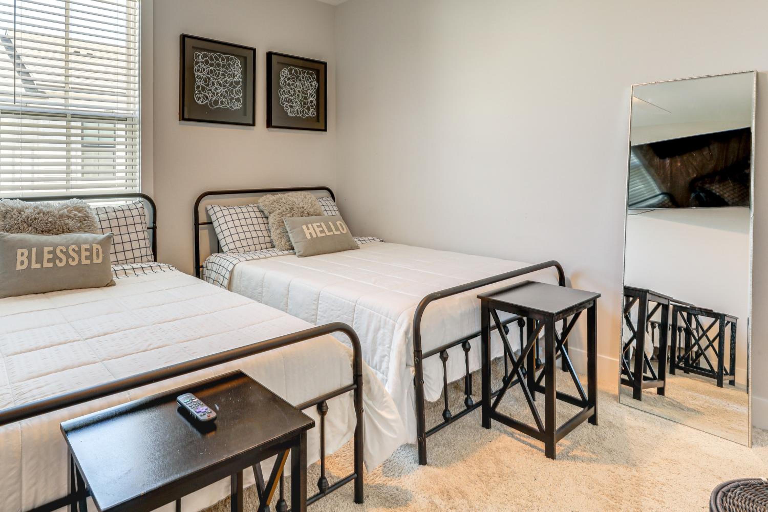 5 Mi to World Cup Games ATL Townhome with Balcony
