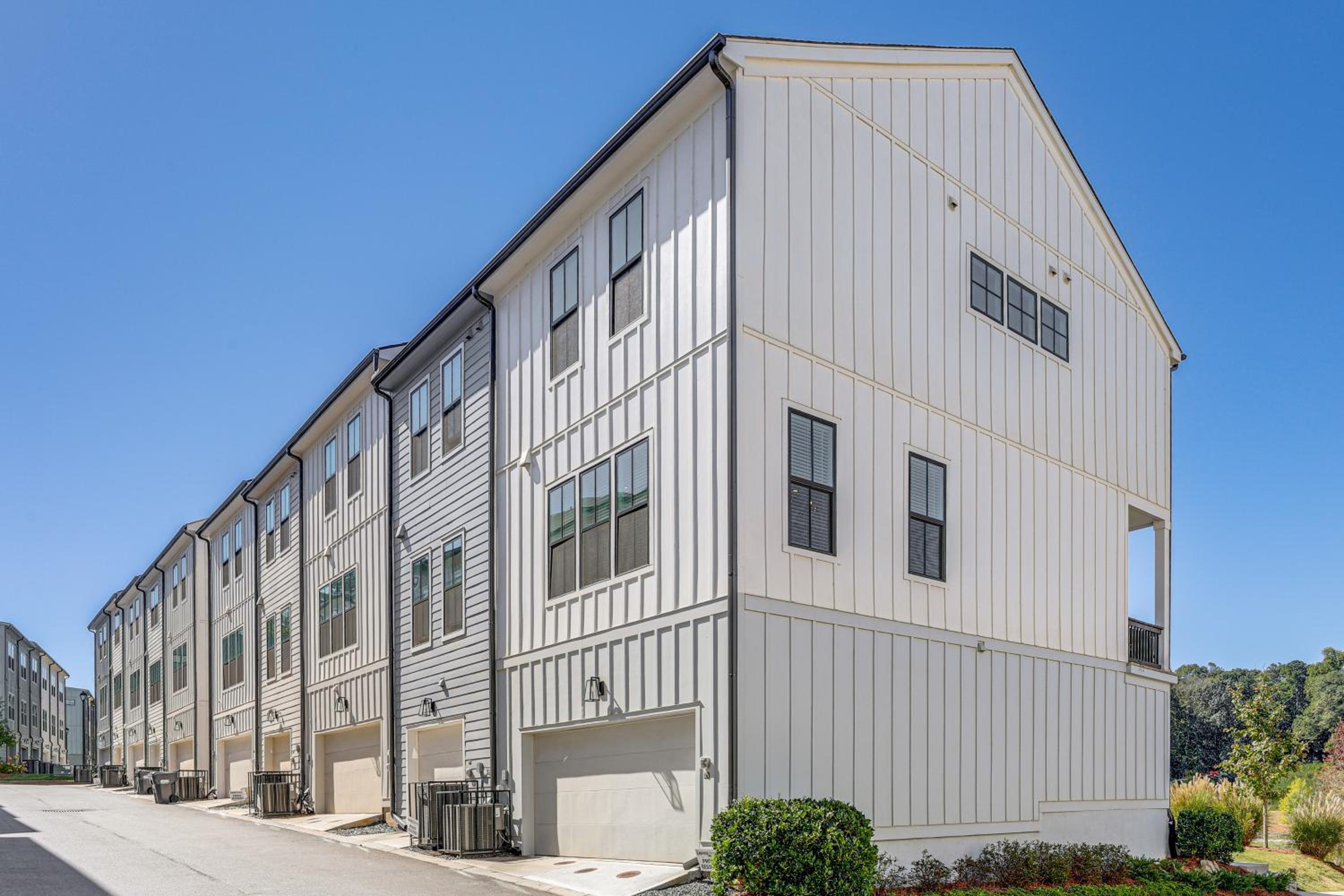 5 Mi to World Cup Games ATL Townhome with Balcony
