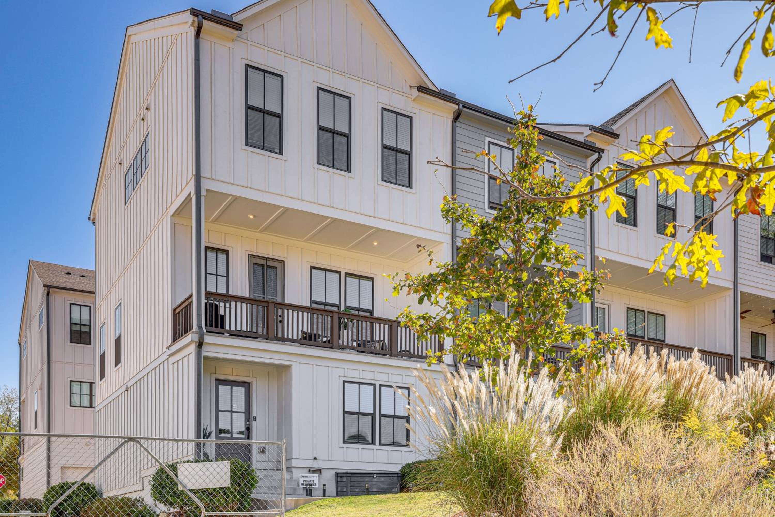 5 Mi to World Cup Games ATL Townhome with Balcony