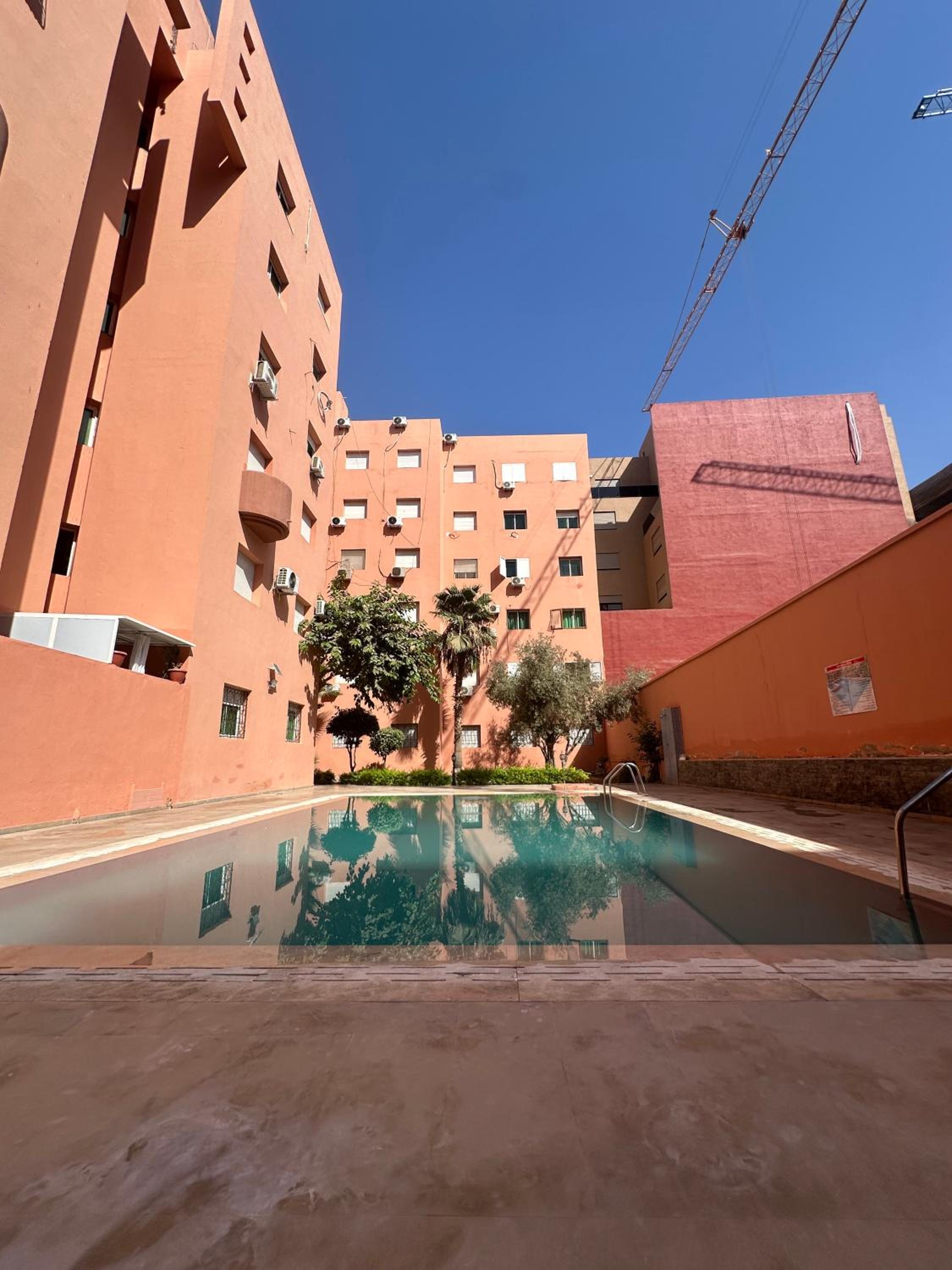 Charming Central 2 Bedroom Apartment with Pool Near Train Station