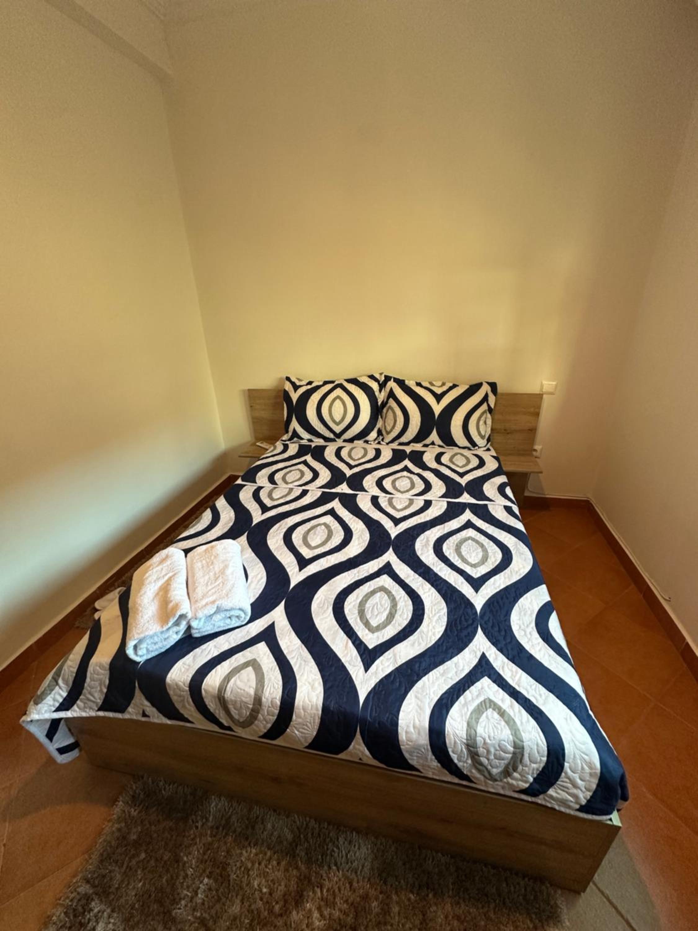Charming Central 2 Bedroom Apartment with Pool Near Train Station