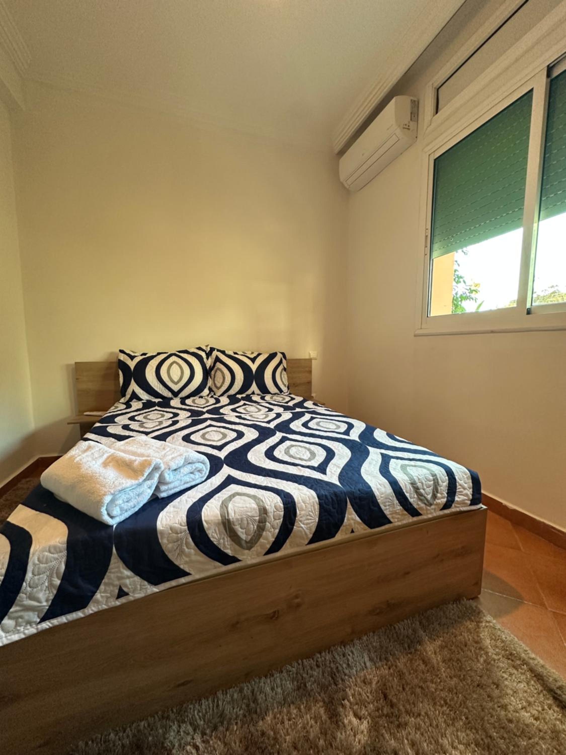 Charming Central 2 Bedroom Apartment with Pool Near Train Station