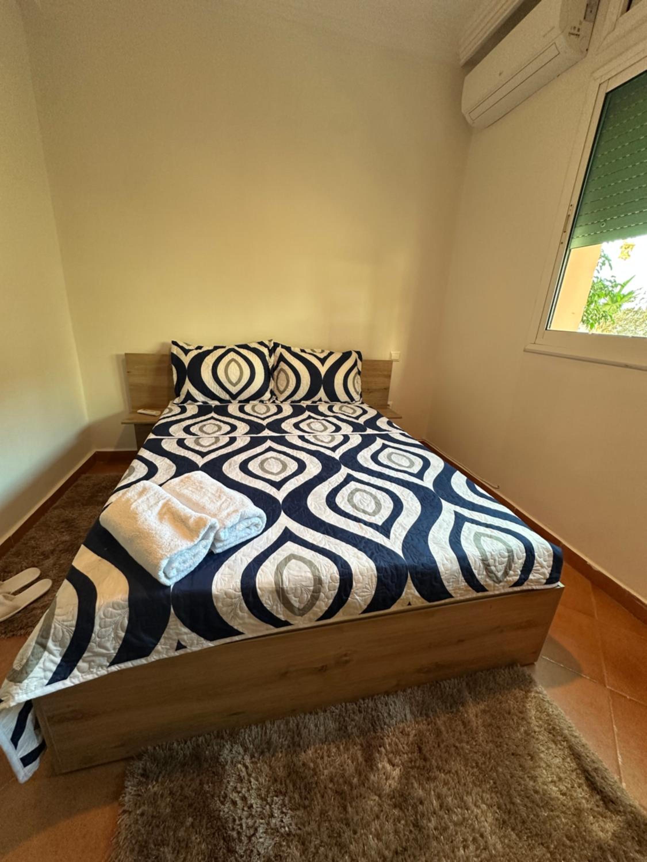 Charming Central 2 Bedroom Apartment with Pool Near Train Station