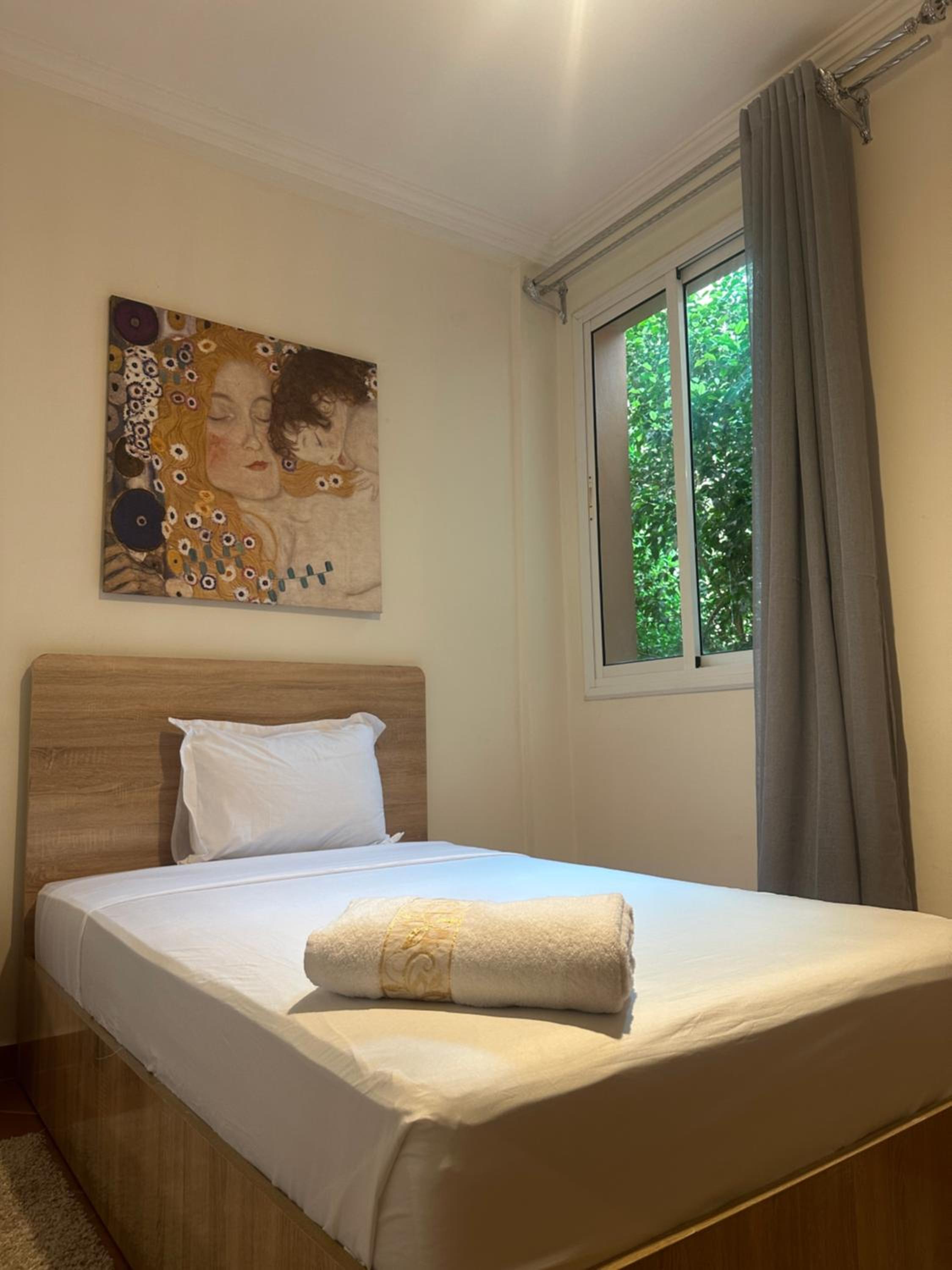 Charming Central 2 Bedroom Apartment with Pool Near Train Station