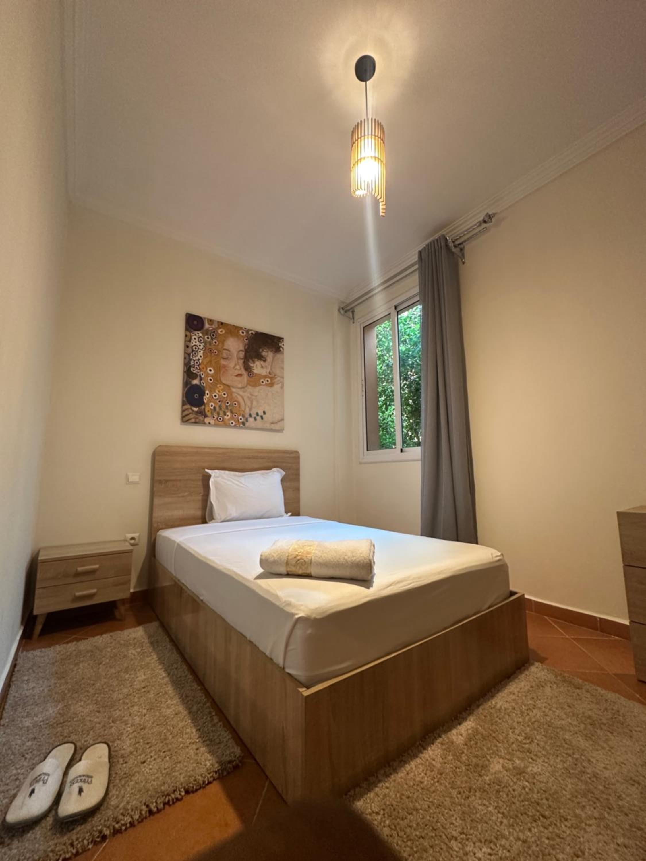 Charming Central 2 Bedroom Apartment with Pool Near Train Station