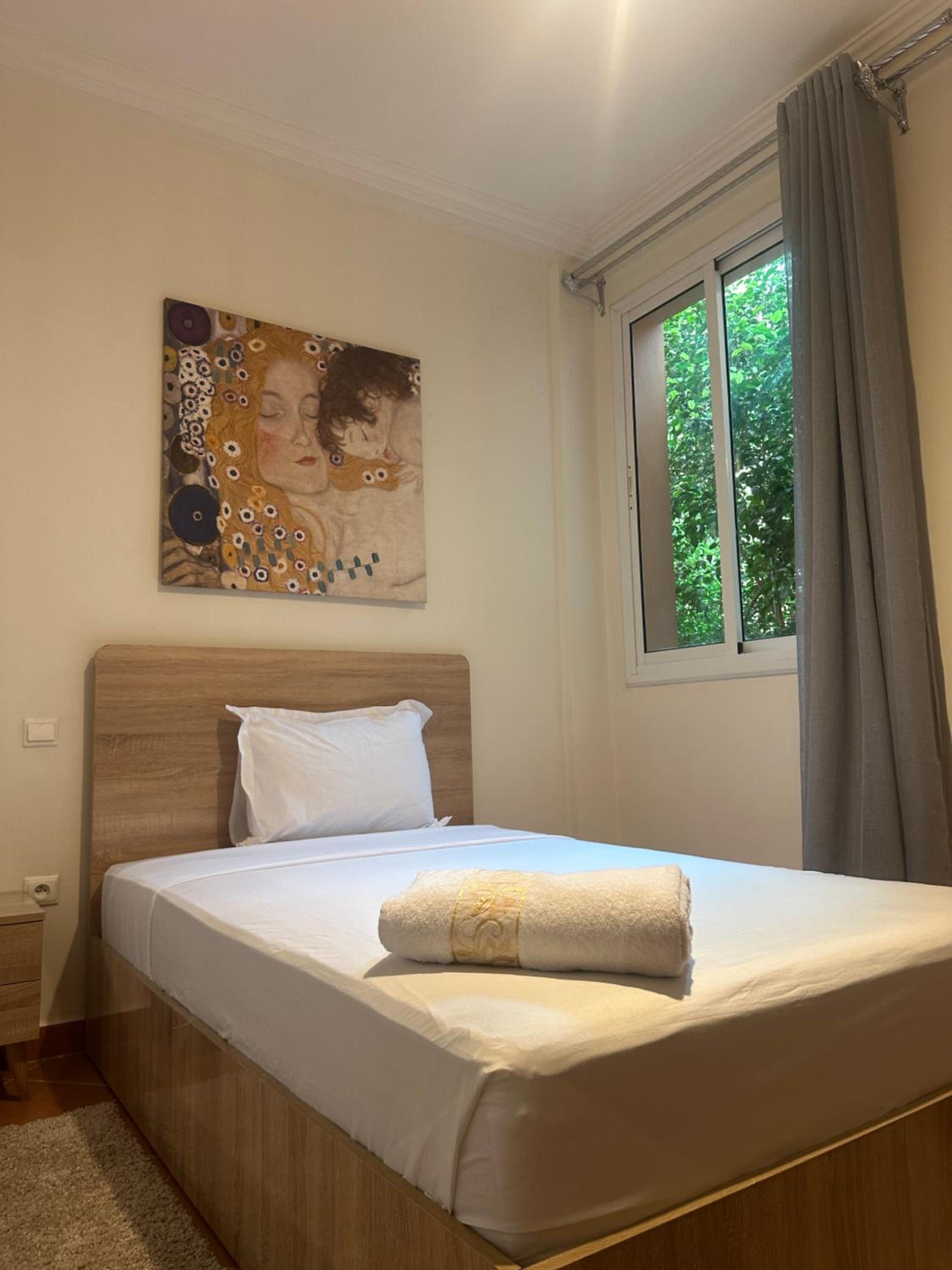 Charming Central 2 Bedroom Apartment with Pool Near Train Station