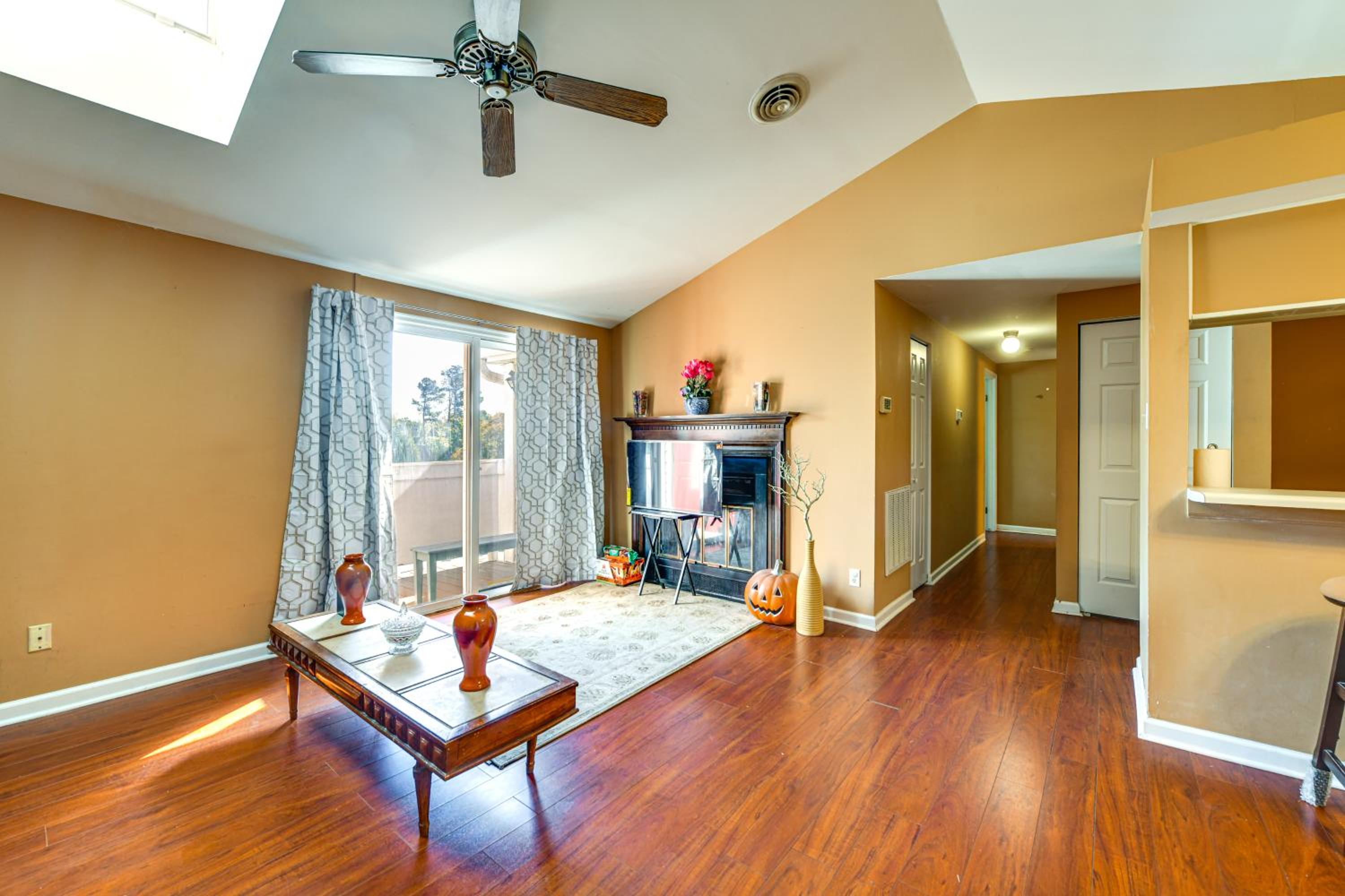 Nurse-Ready Richmond Condo 4 Mi to Medical Centers
