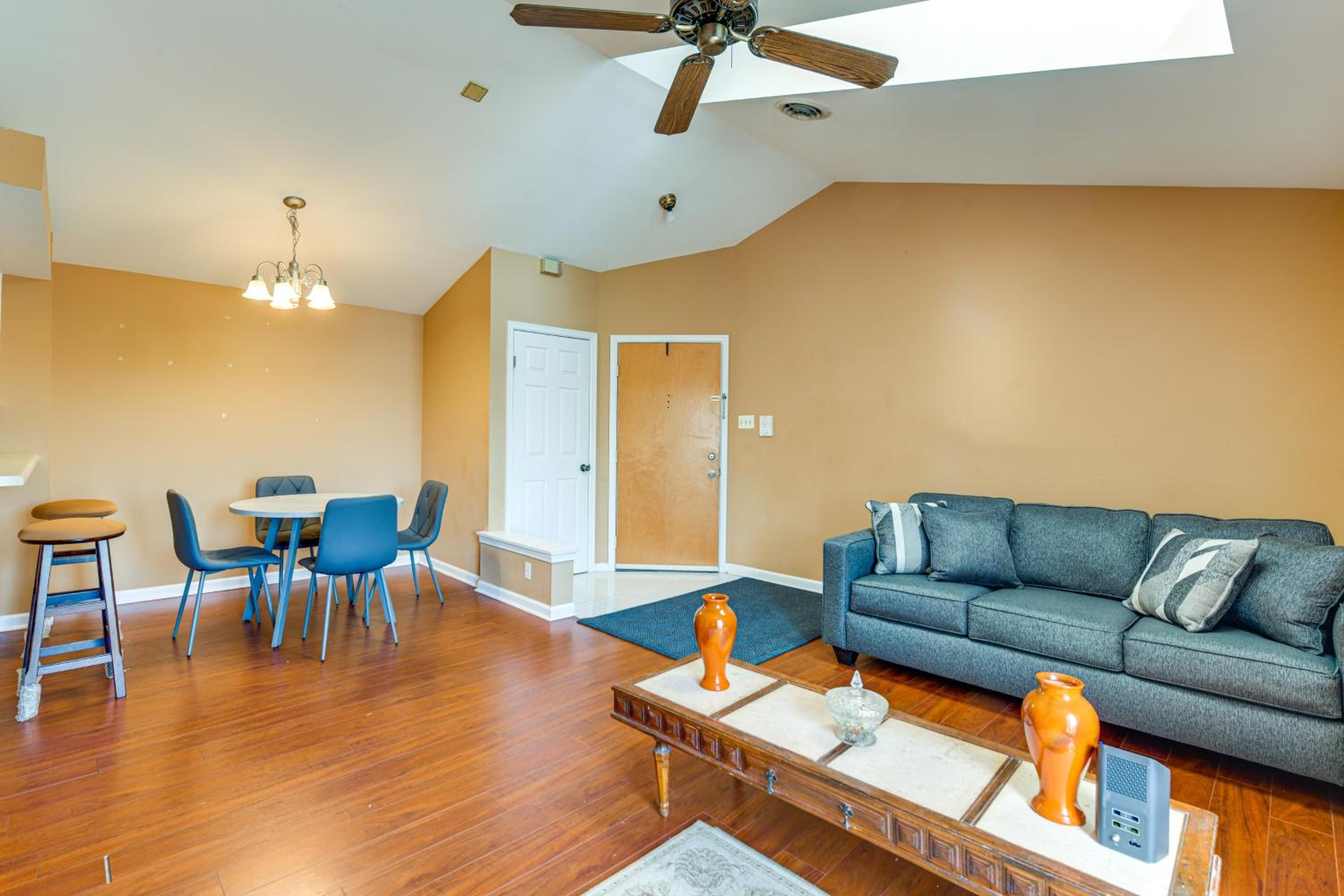 Nurse-Ready Richmond Condo 4 Mi to Medical Centers