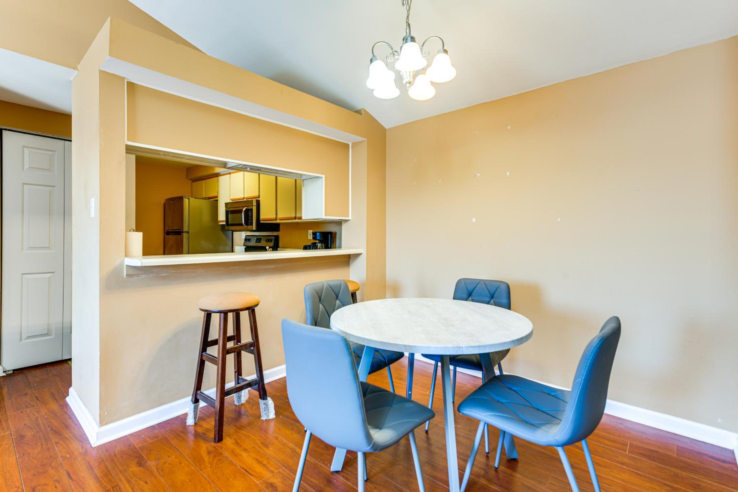 Nurse-Ready Richmond Condo 4 Mi to Medical Centers