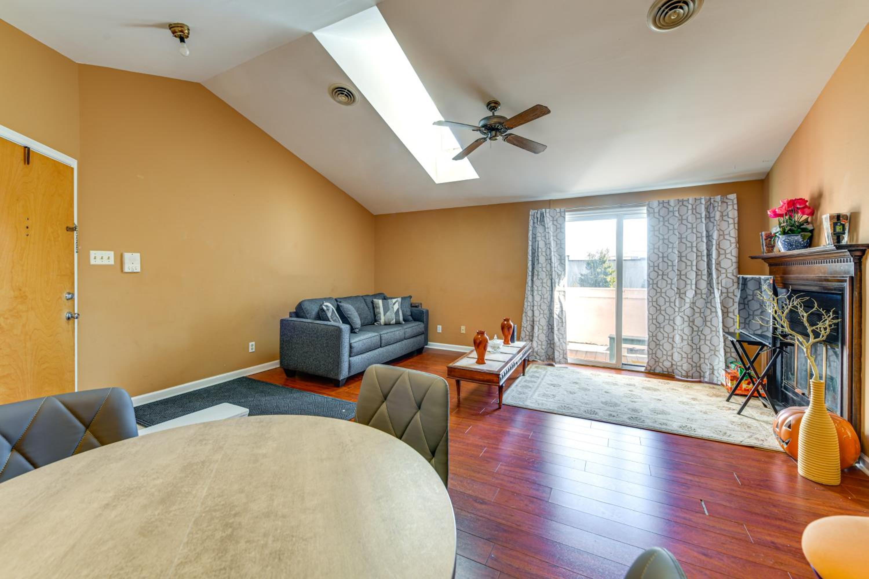 Nurse-Ready Richmond Condo 4 Mi to Medical Centers