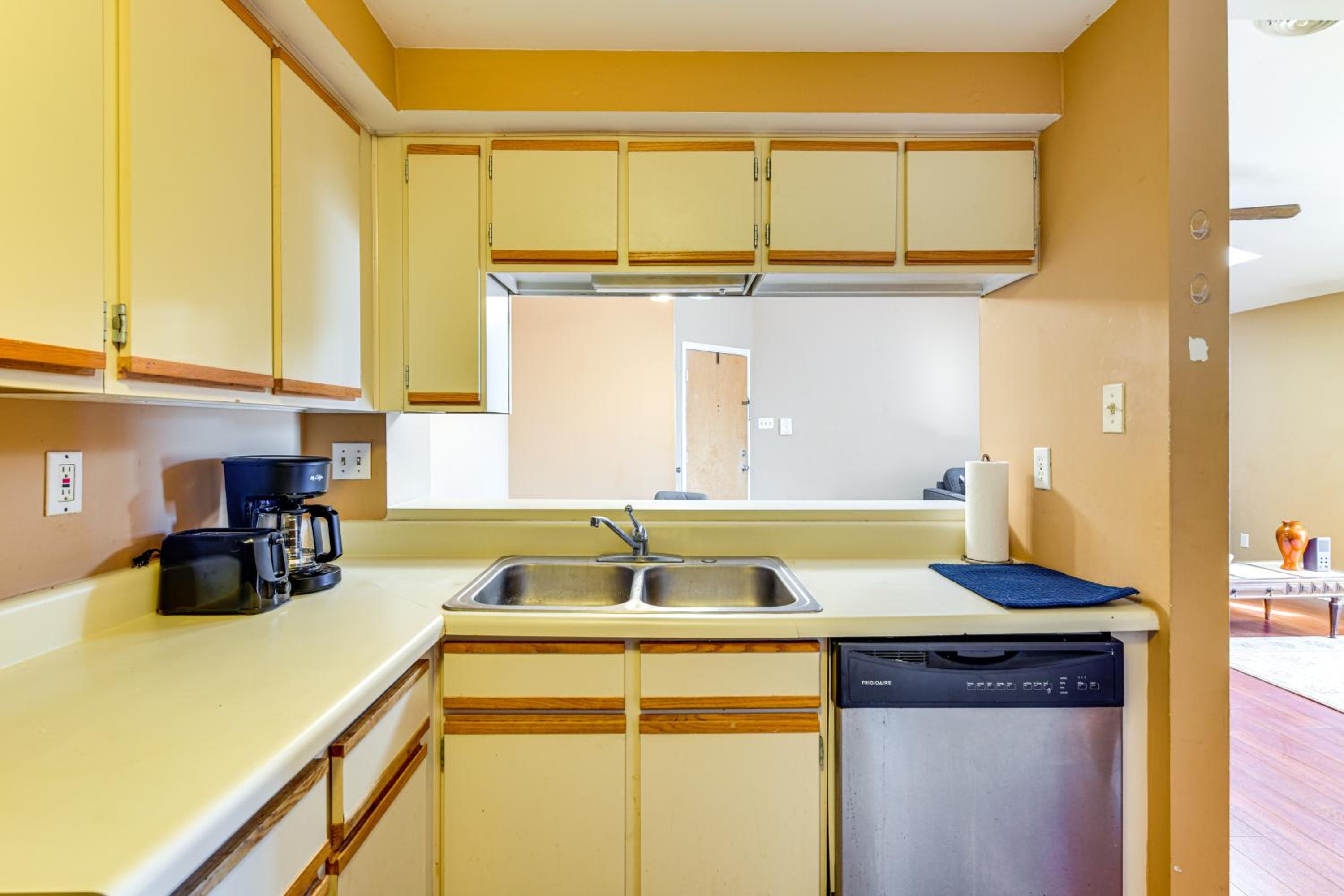 Nurse-Ready Richmond Condo 4 Mi to Medical Centers