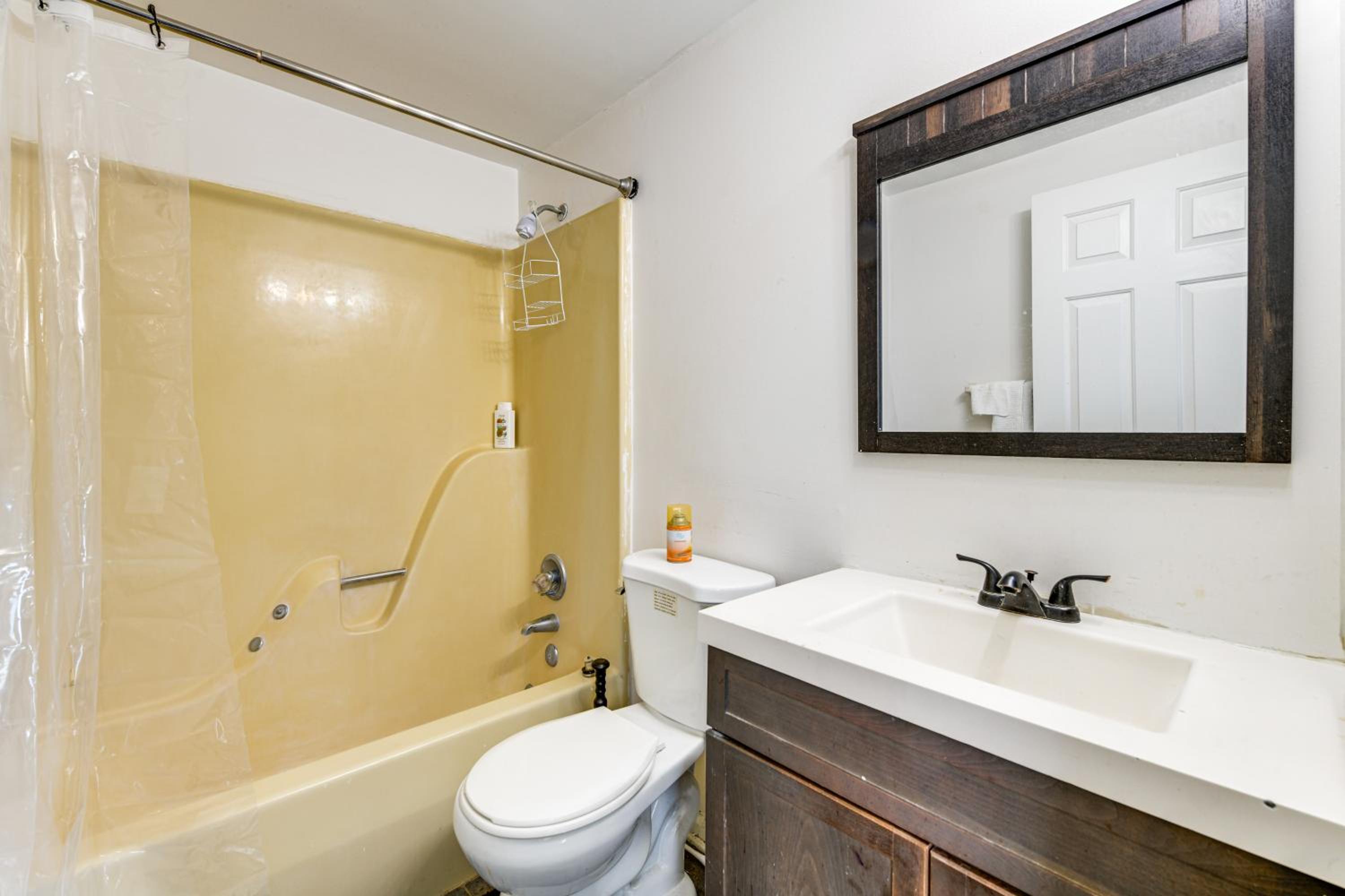 Nurse-Ready Richmond Condo 4 Mi to Medical Centers