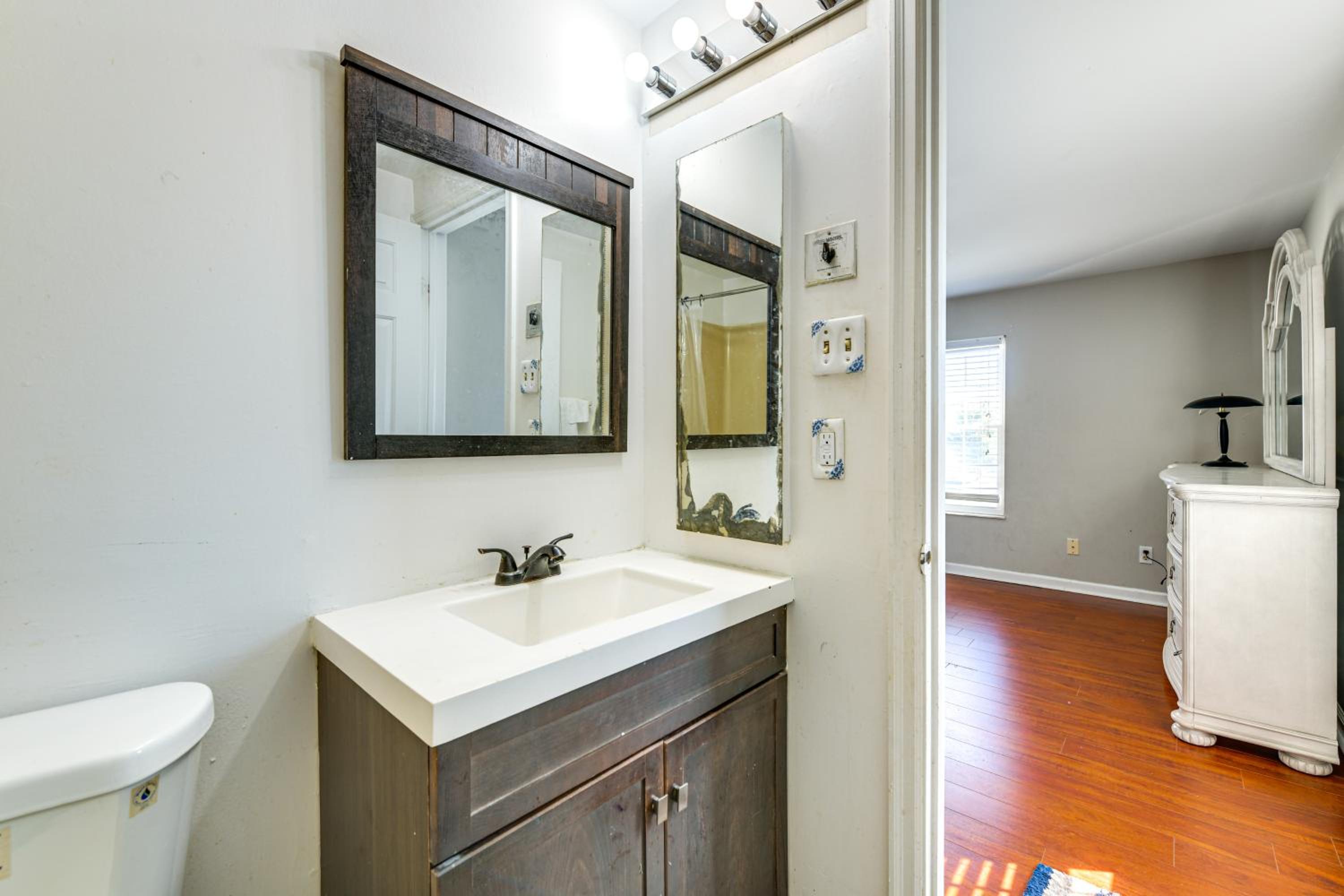 Nurse-Ready Richmond Condo 4 Mi to Medical Centers