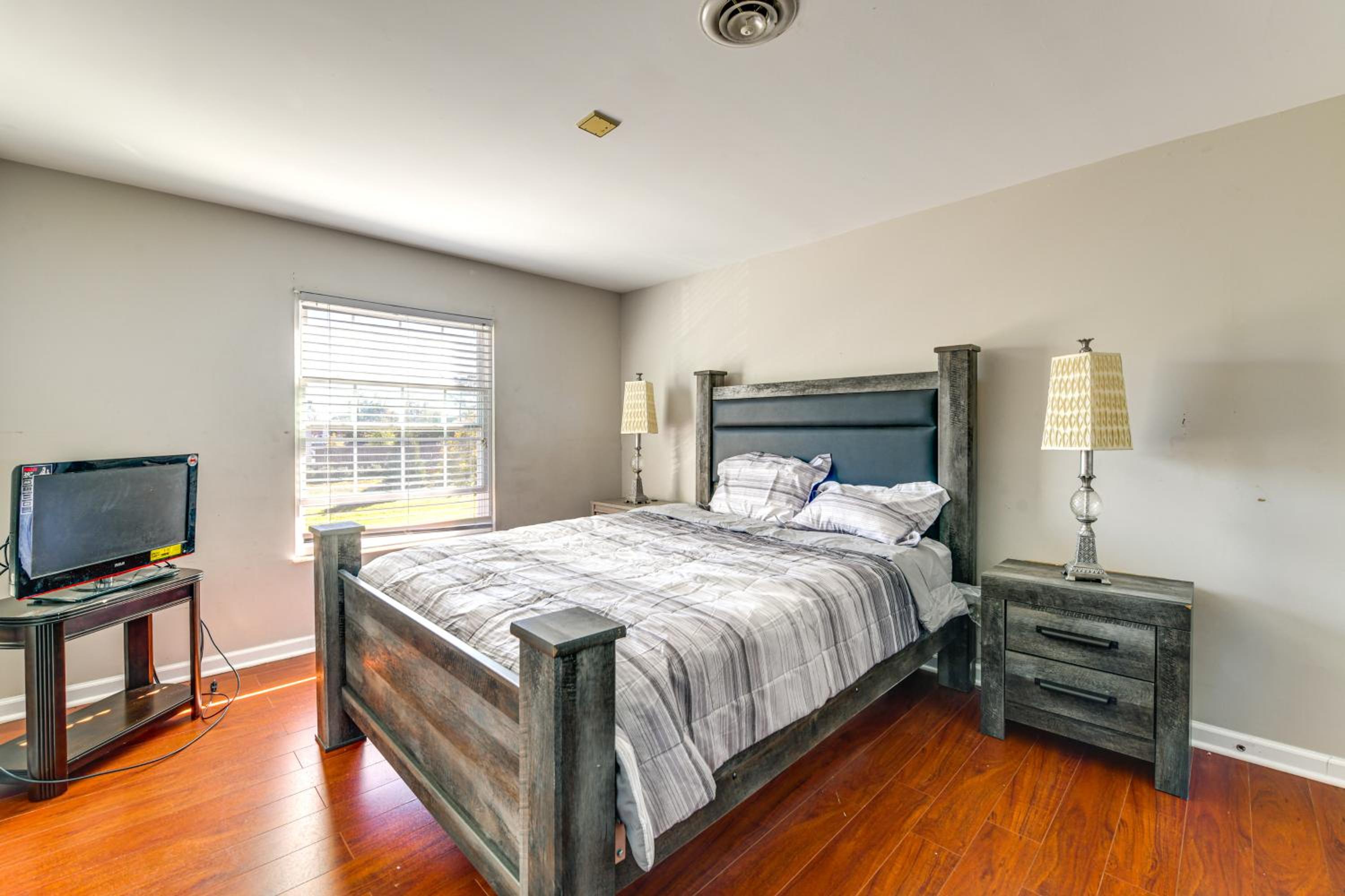 Nurse-Ready Richmond Condo 4 Mi to Medical Centers