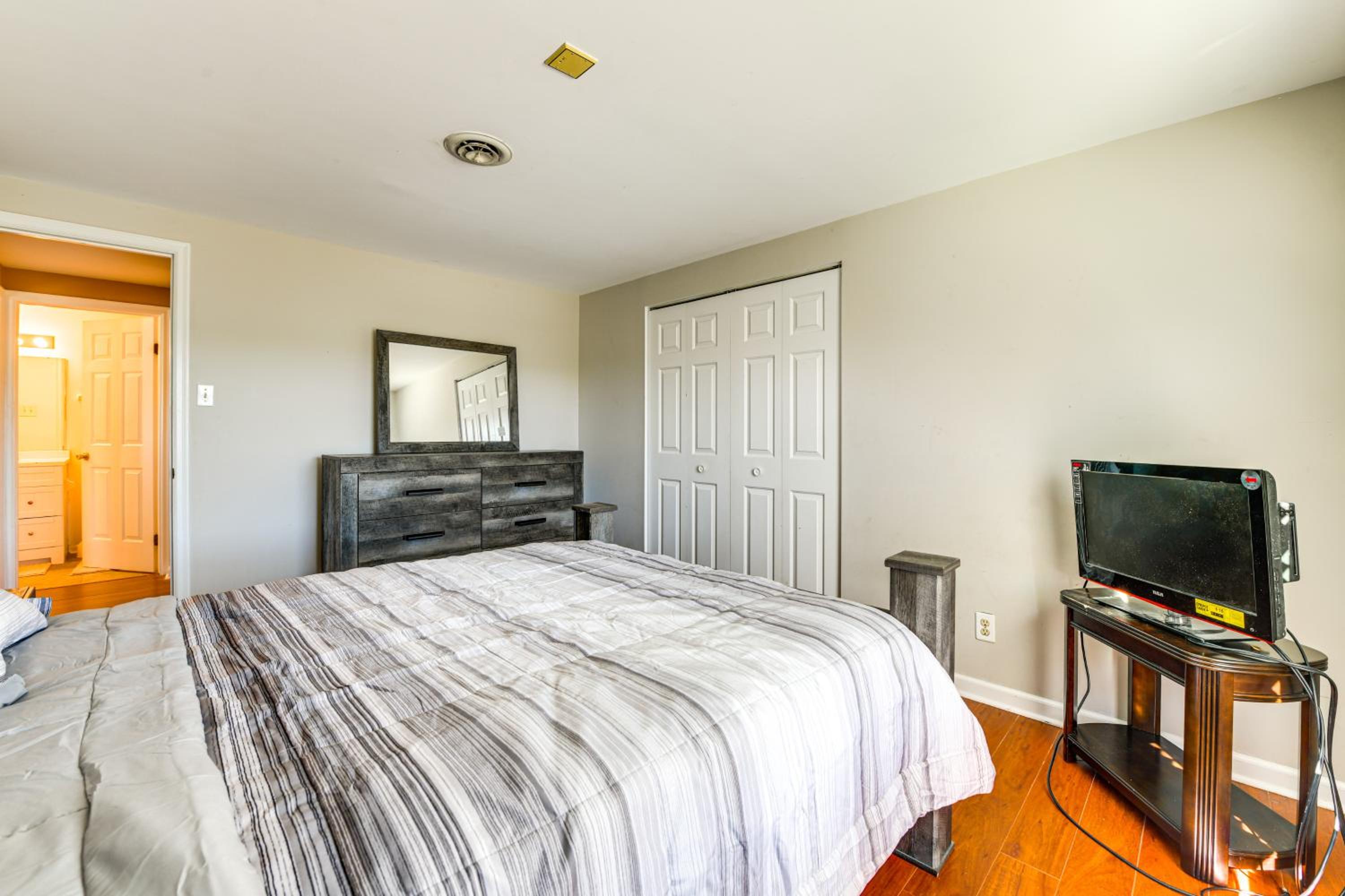 Nurse-Ready Richmond Condo 4 Mi to Medical Centers