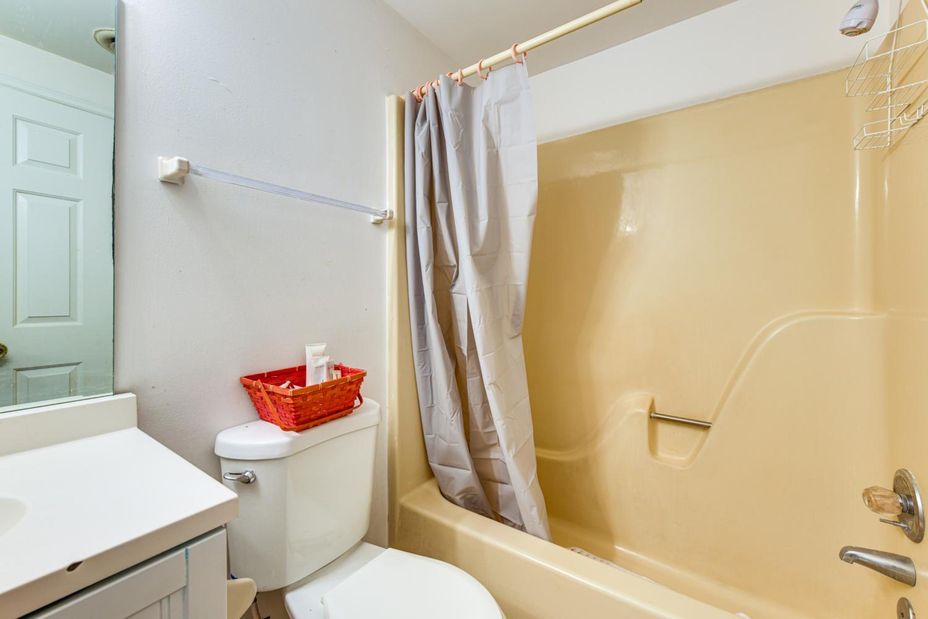 Nurse-Ready Richmond Condo 4 Mi to Medical Centers
