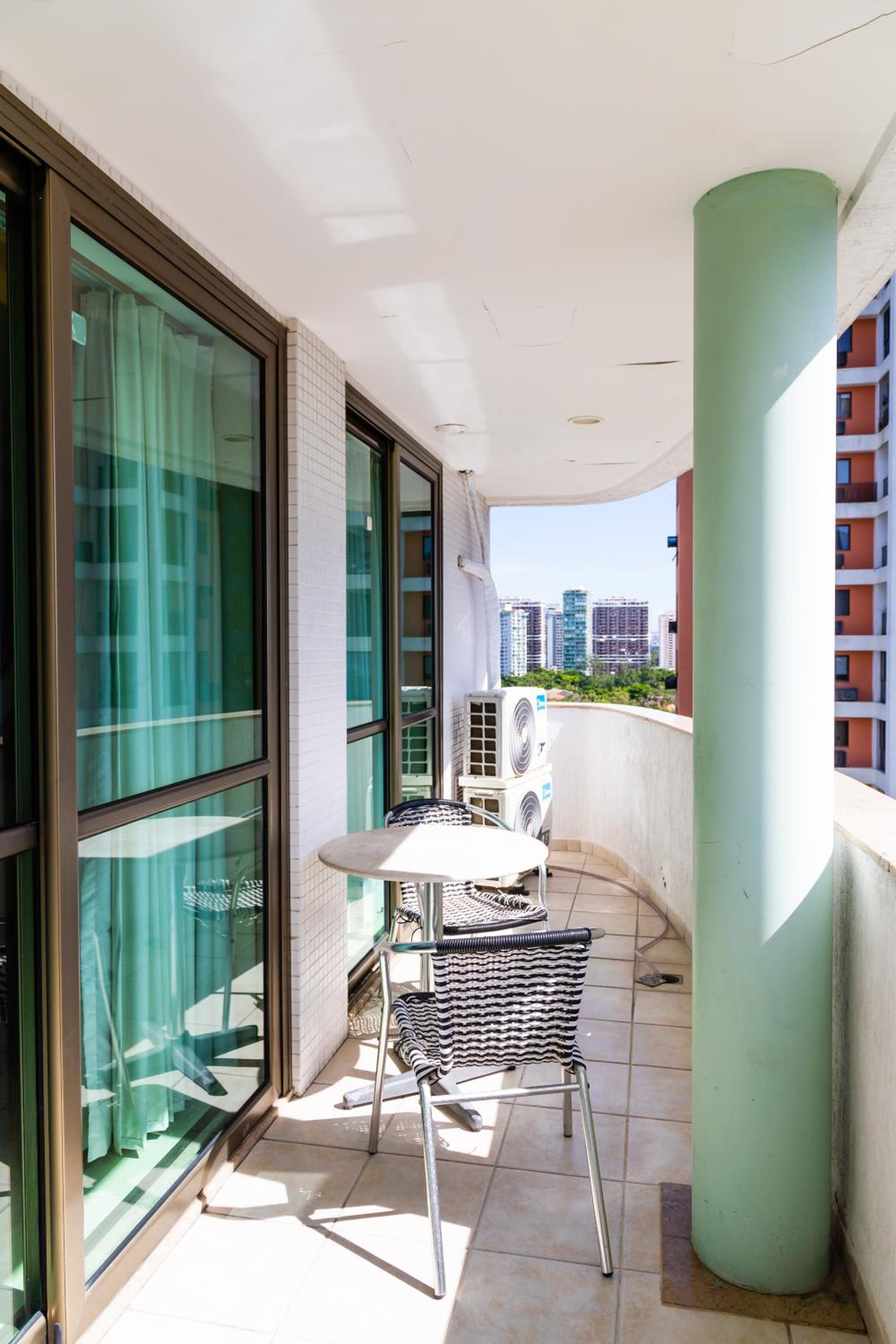 Barra balcony flat - Pool, gym, parking space and beach!