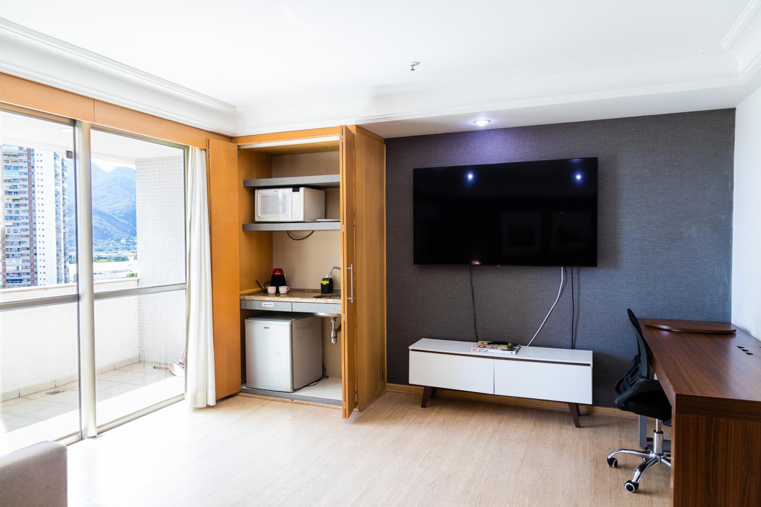 Barra balcony flat - Pool, gym, parking space and beach!