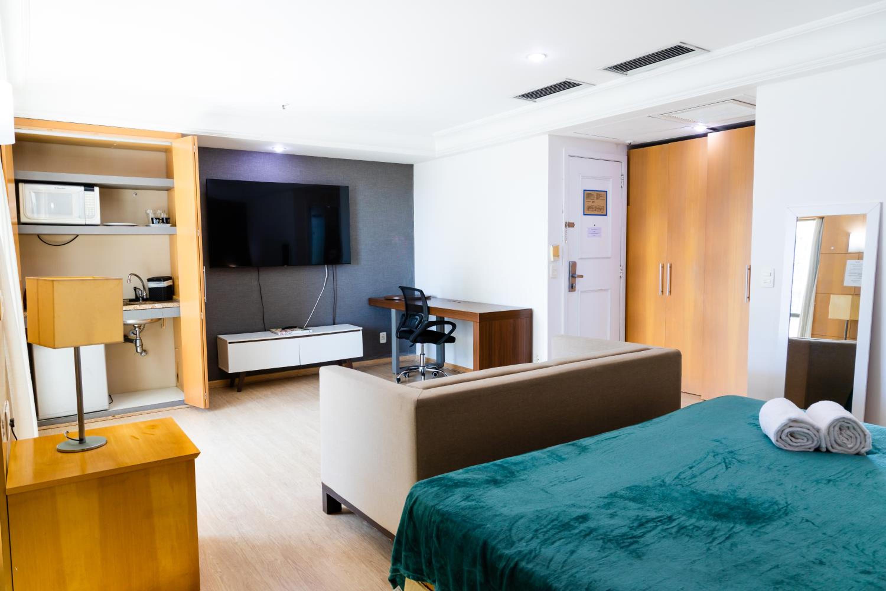 Barra balcony flat - Pool, gym, parking space and beach!